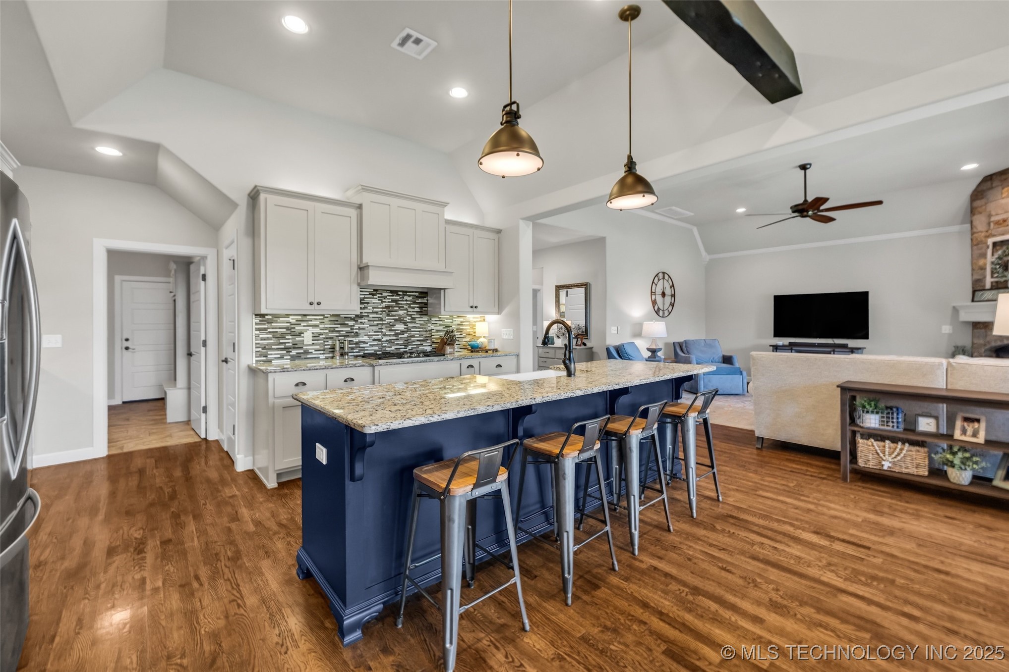 6808 S Chestnut Avenue