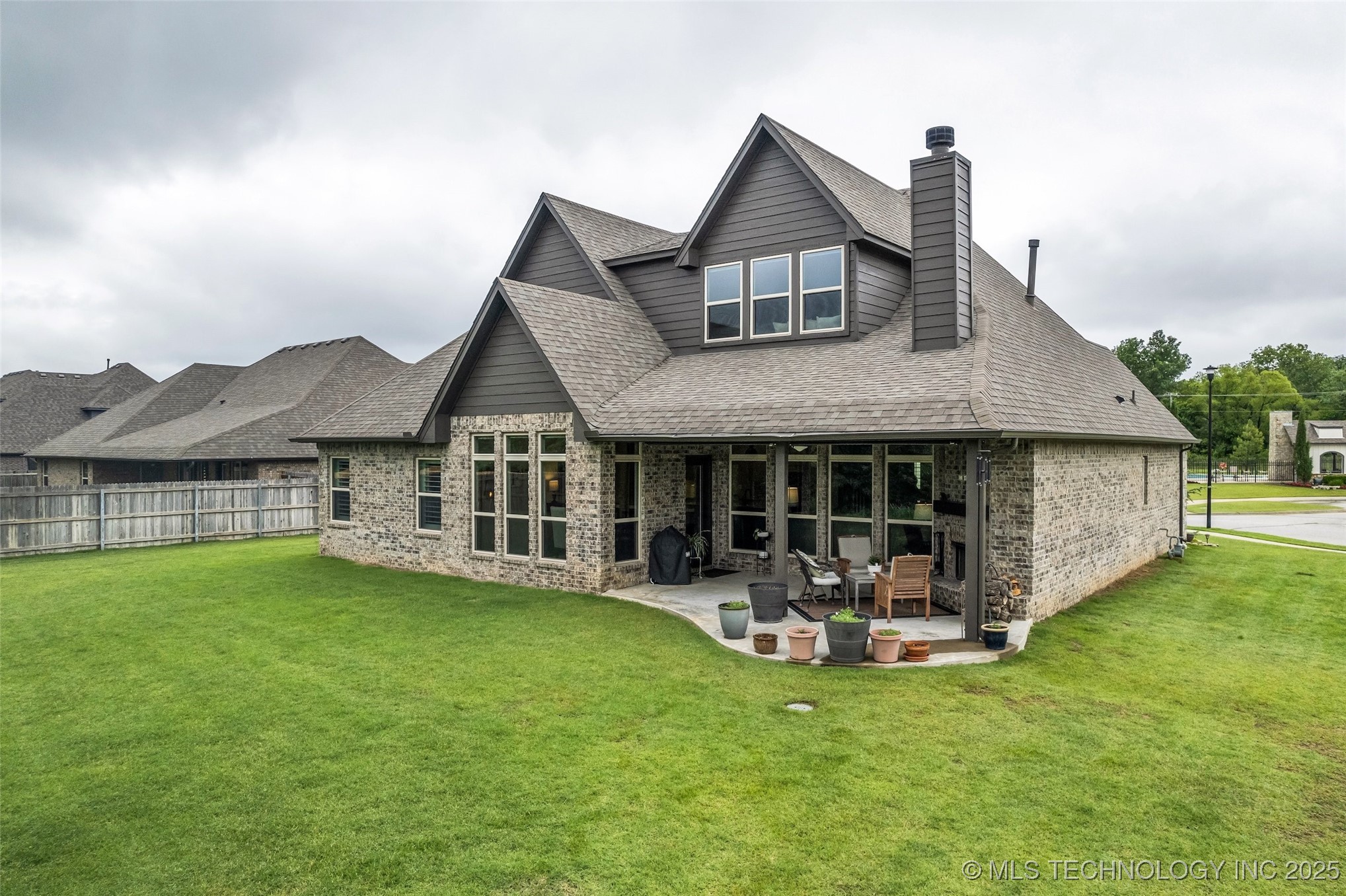 6808 S Chestnut Avenue