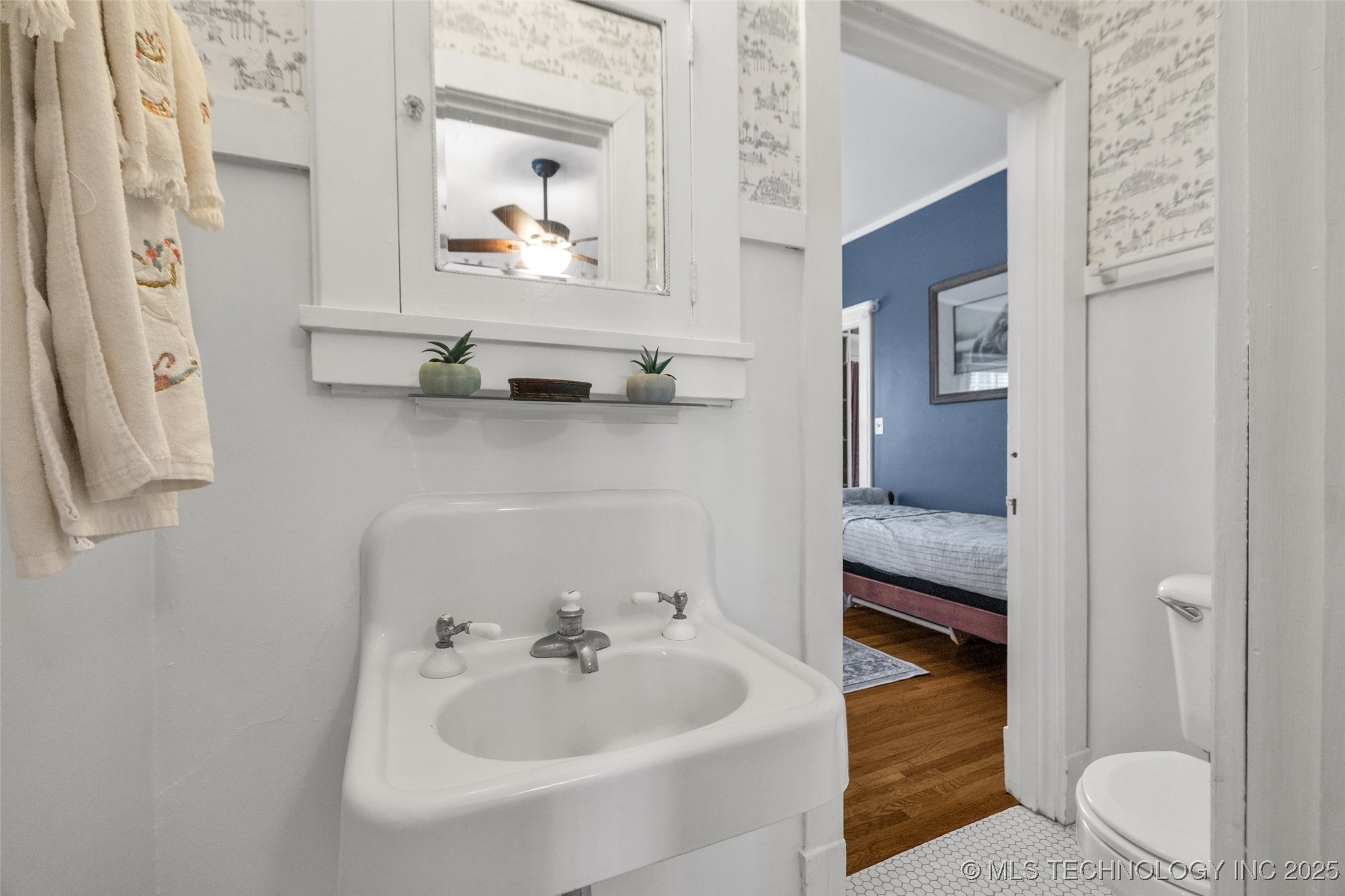 1006 E 17th Place