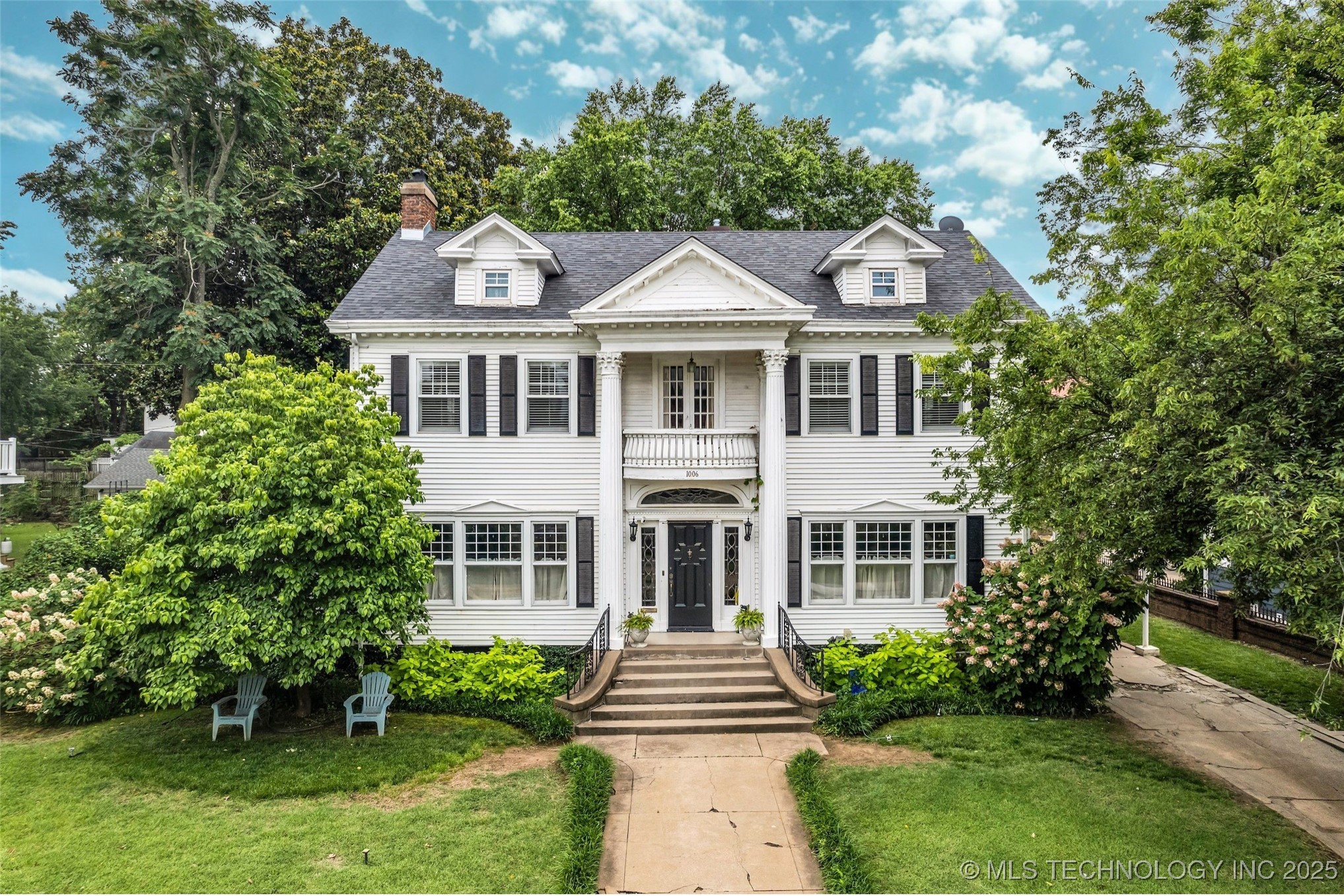 1006 E 17th Place