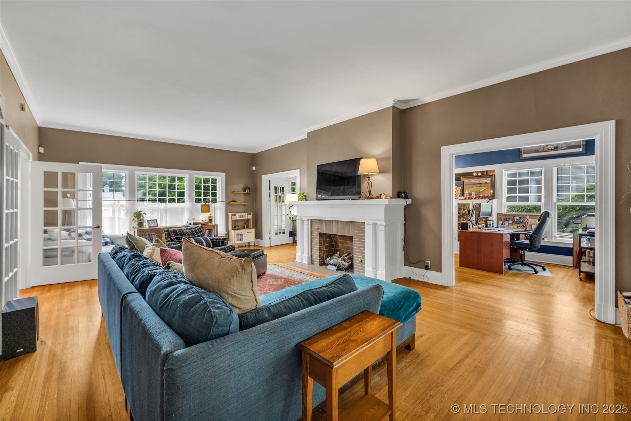 1006 E 17th Place