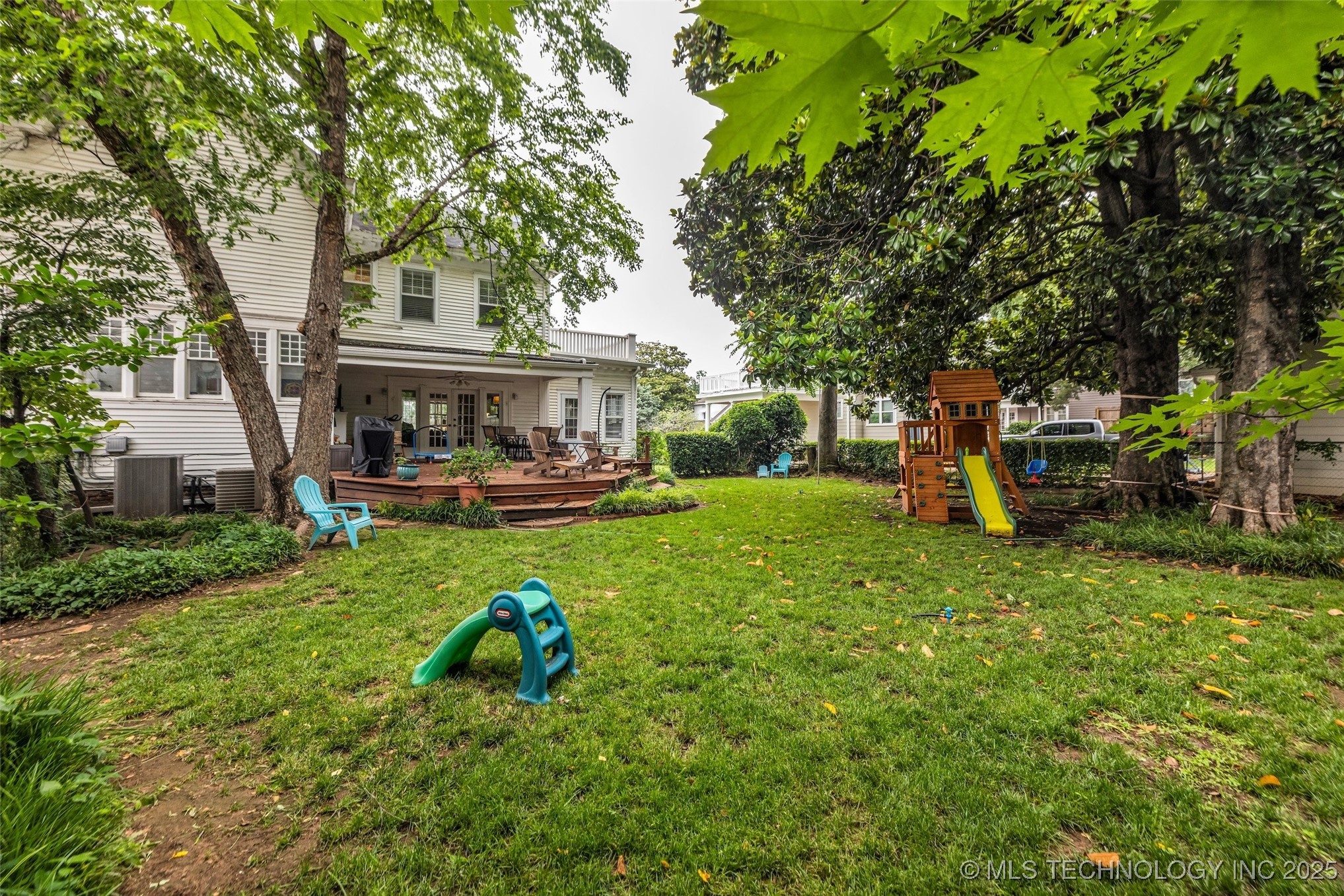 1006 E 17th Place