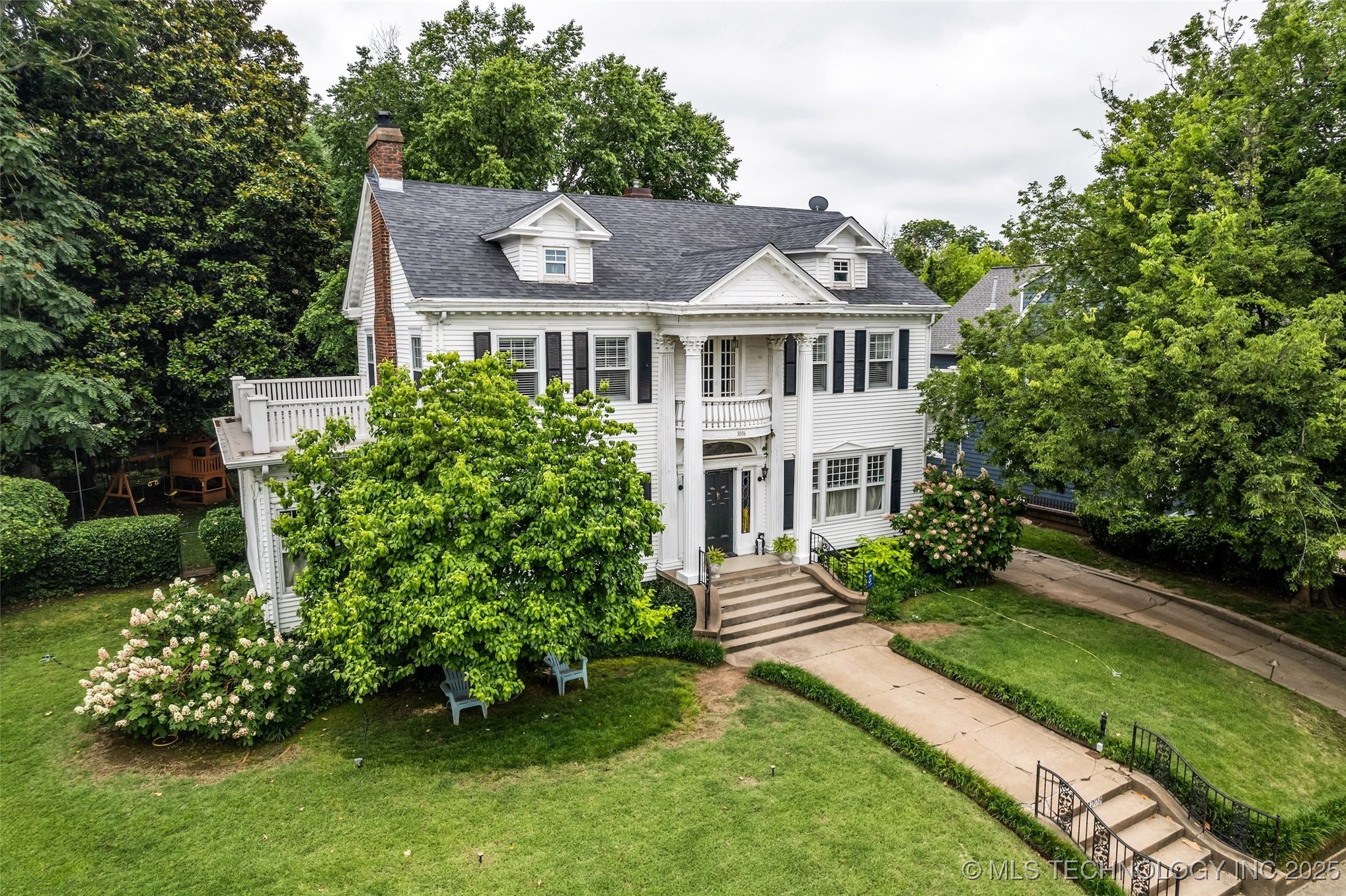 1006 E 17th Place