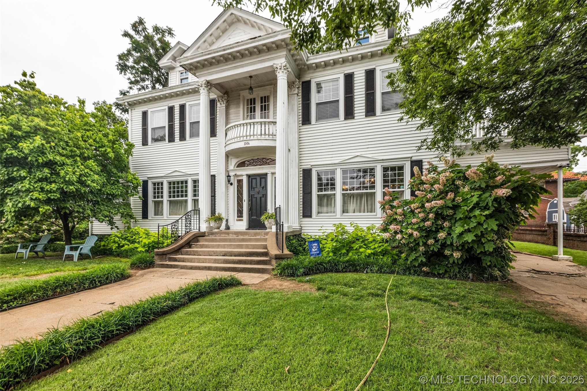 1006 E 17th Place