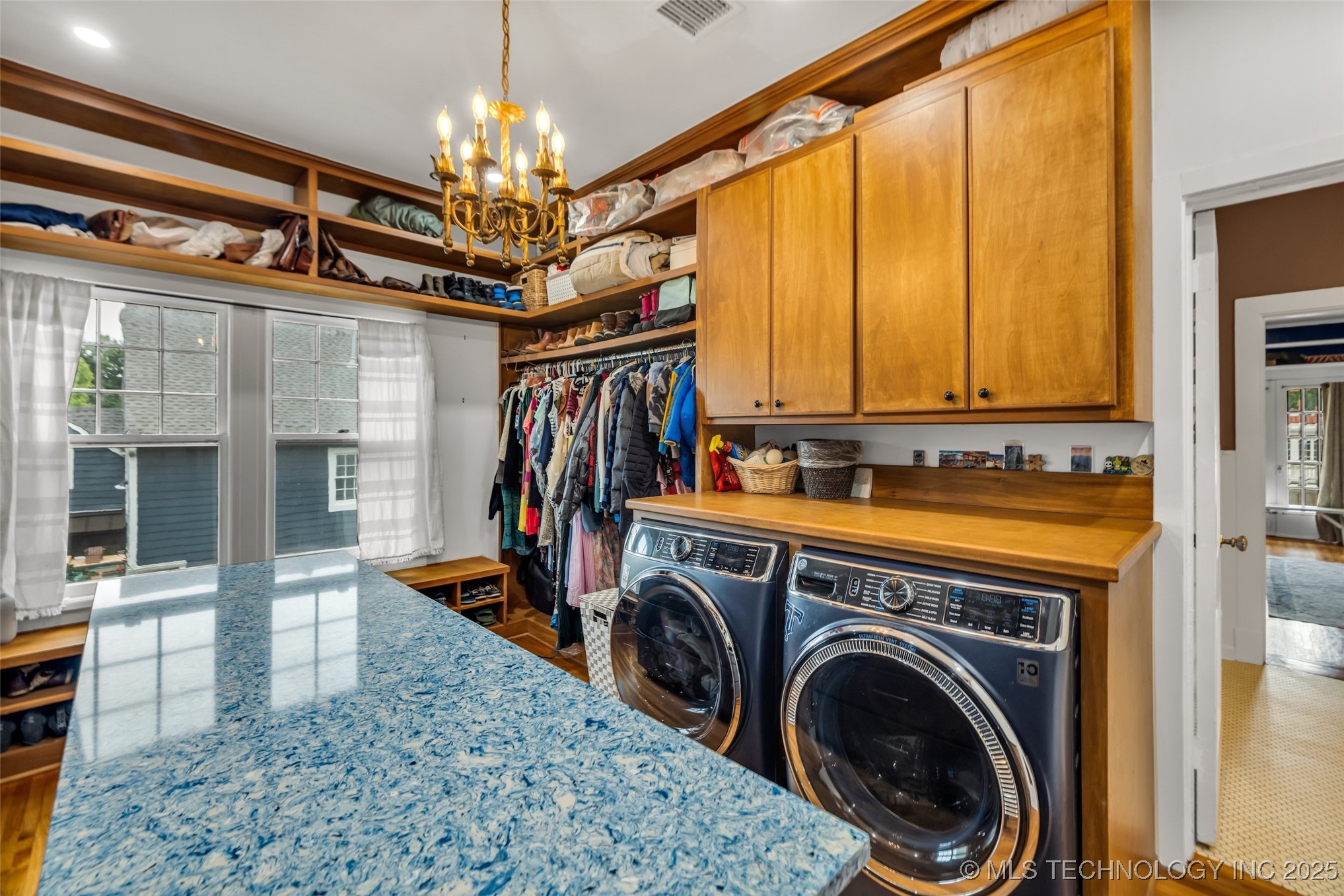 1006 E 17th Place