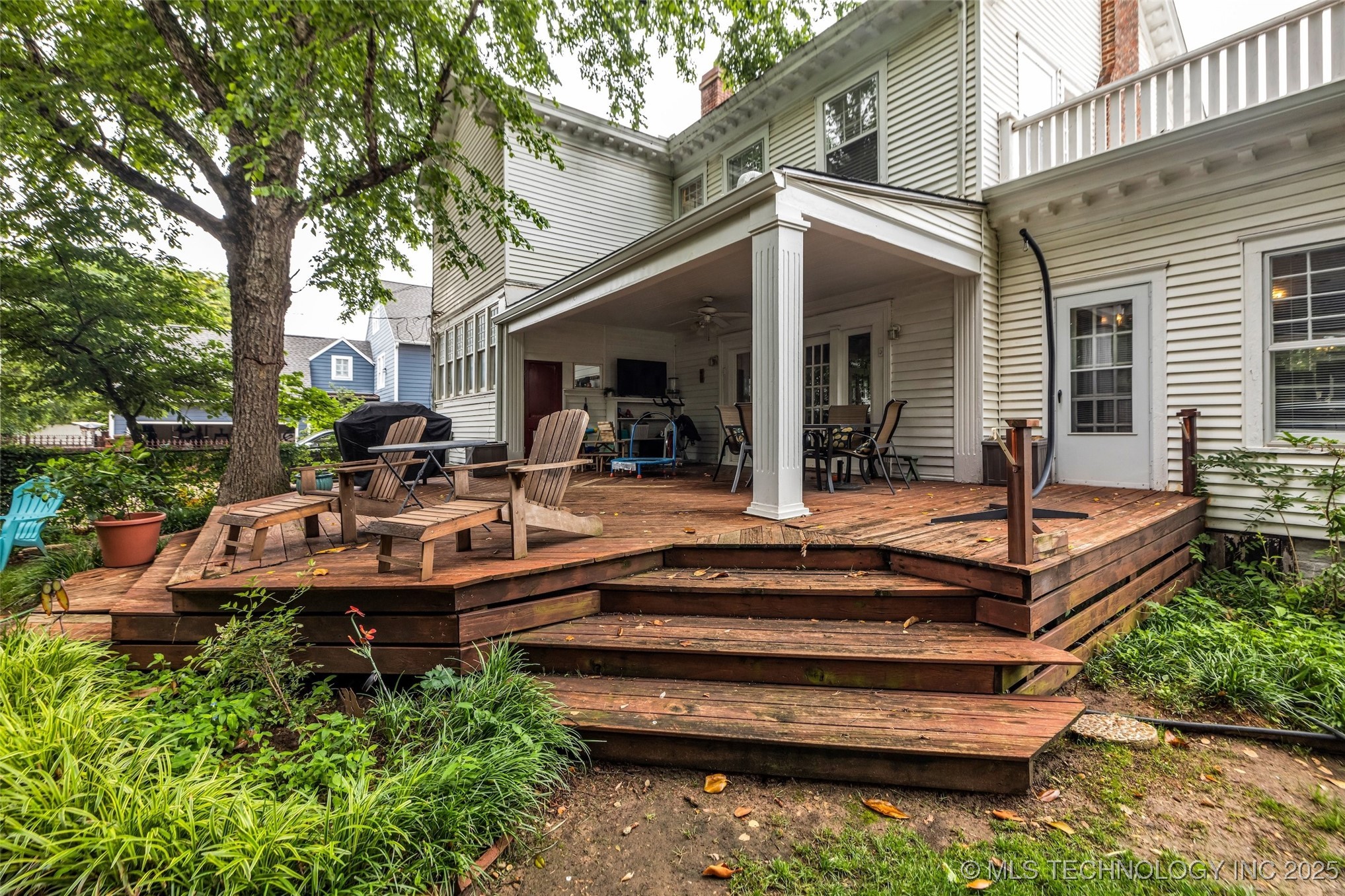 1006 E 17th Place