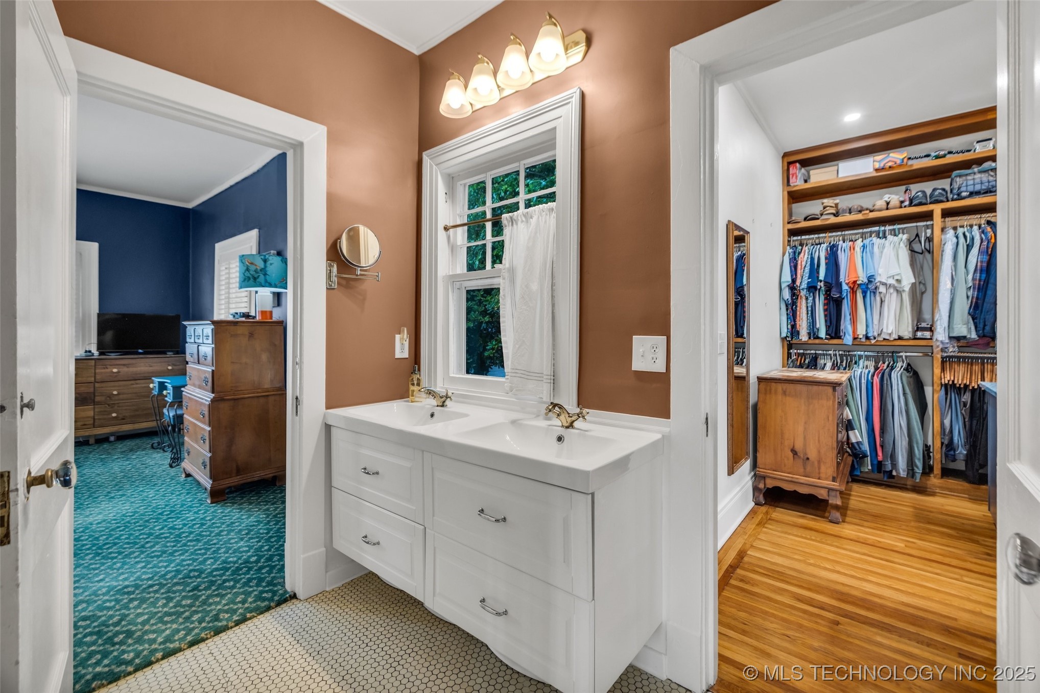 1006 E 17th Place