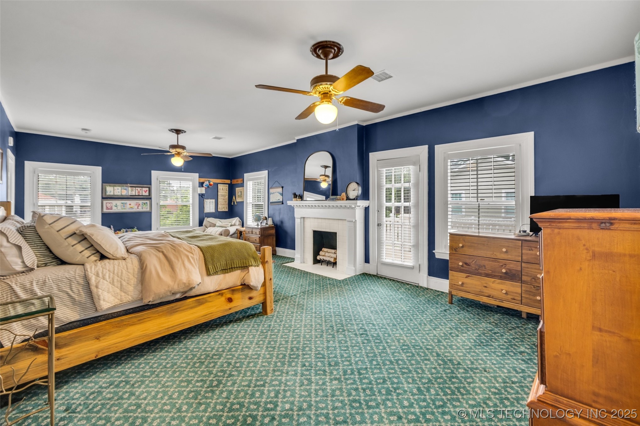 1006 E 17th Place