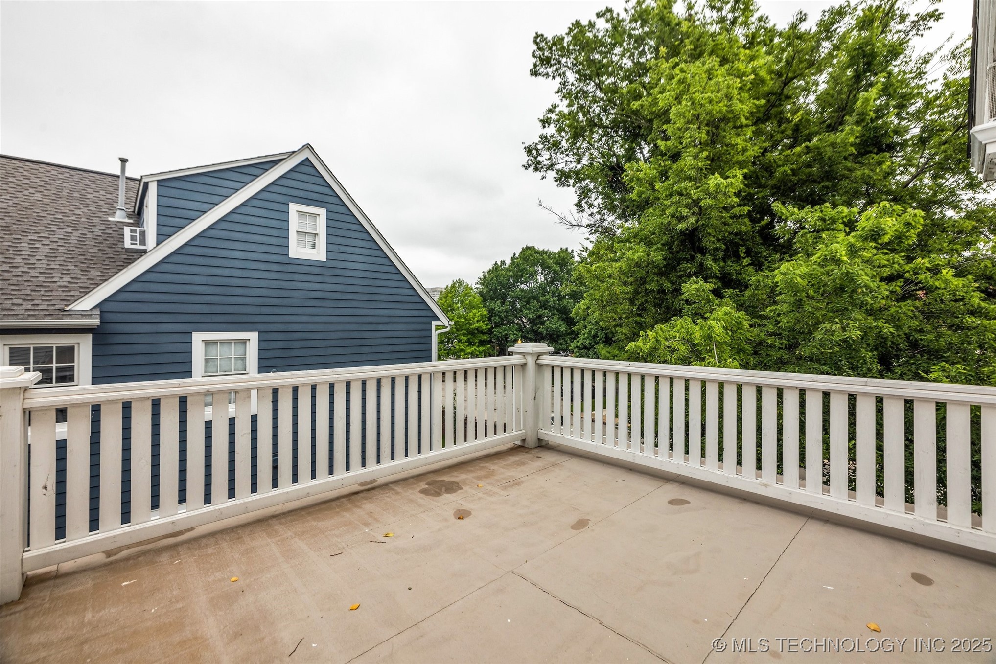 1006 E 17th Place