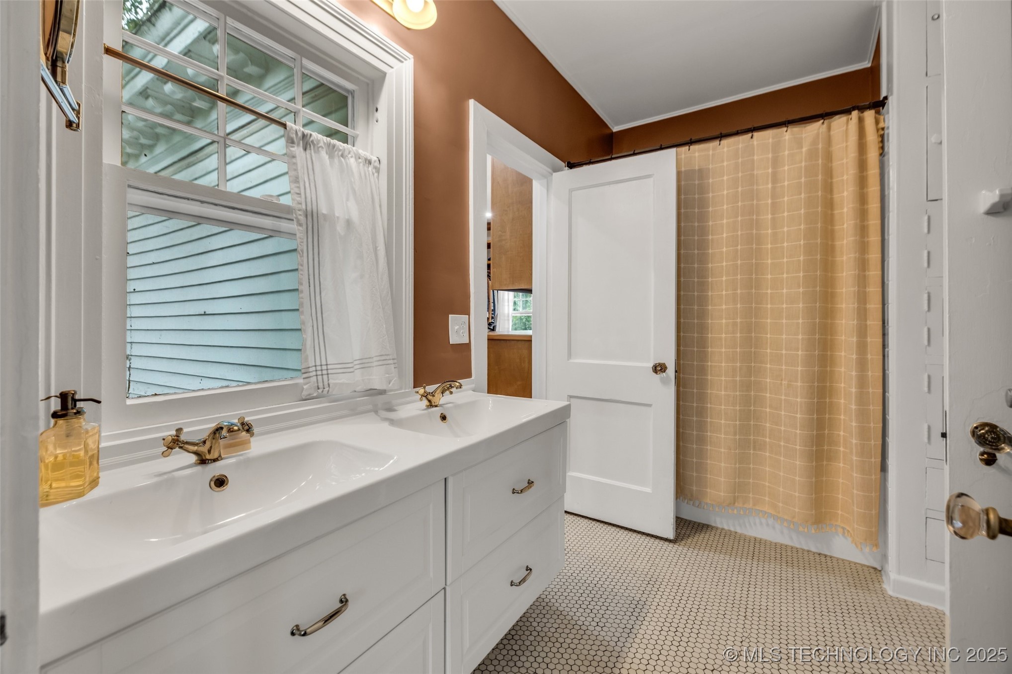 1006 E 17th Place