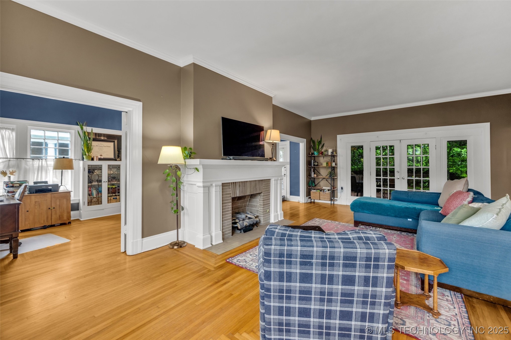 1006 E 17th Place