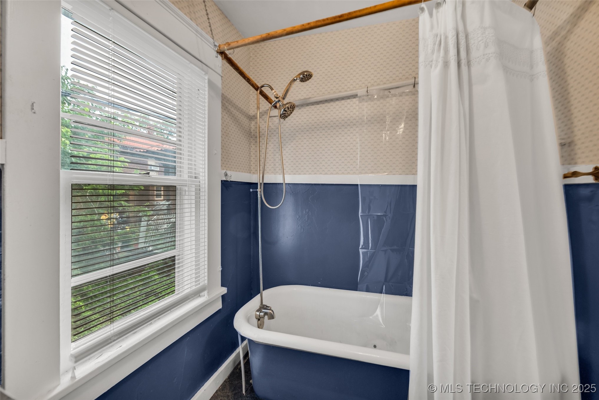 1006 E 17th Place