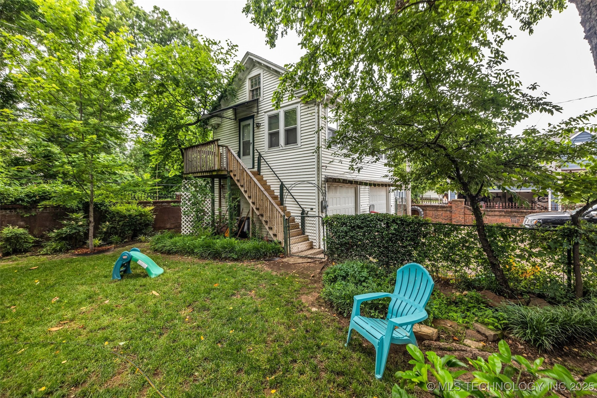 1006 E 17th Place