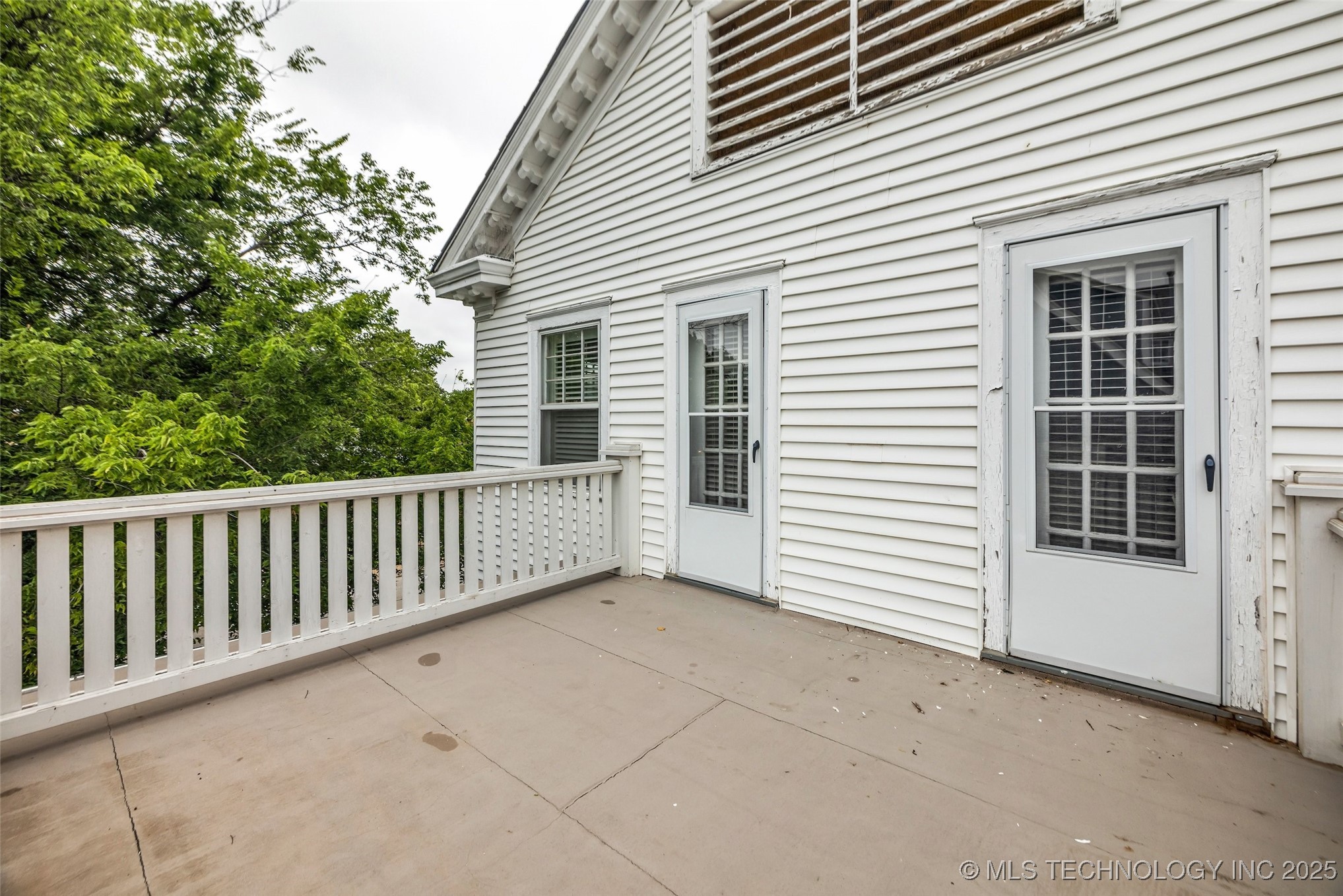 1006 E 17th Place