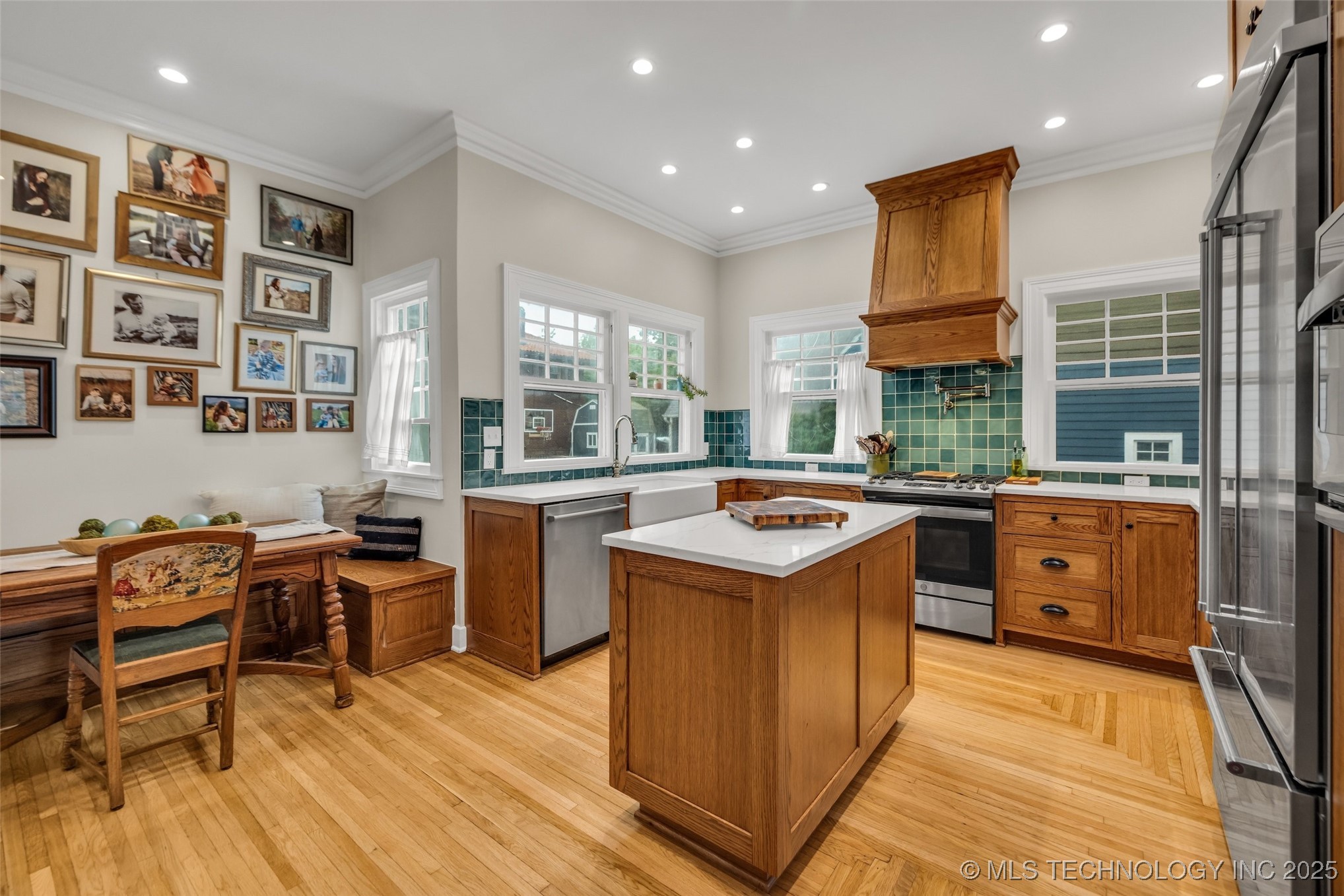 1006 E 17th Place