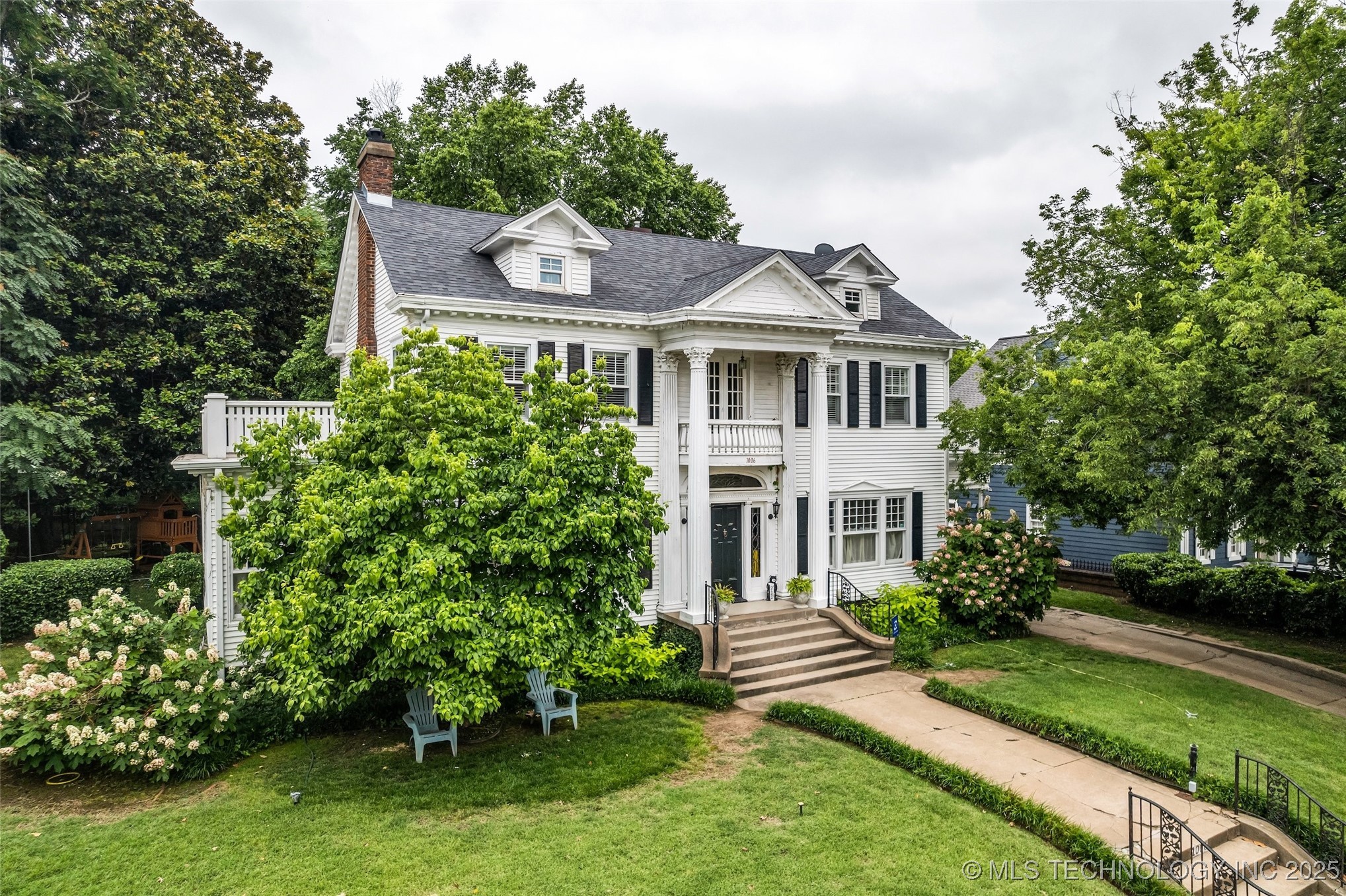 1006 E 17th Place