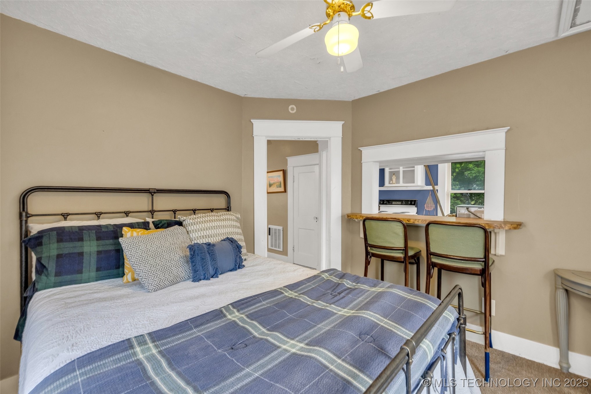 1006 E 17th Place