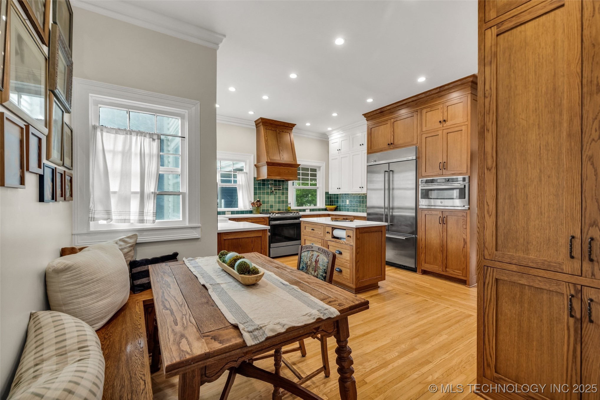 1006 E 17th Place