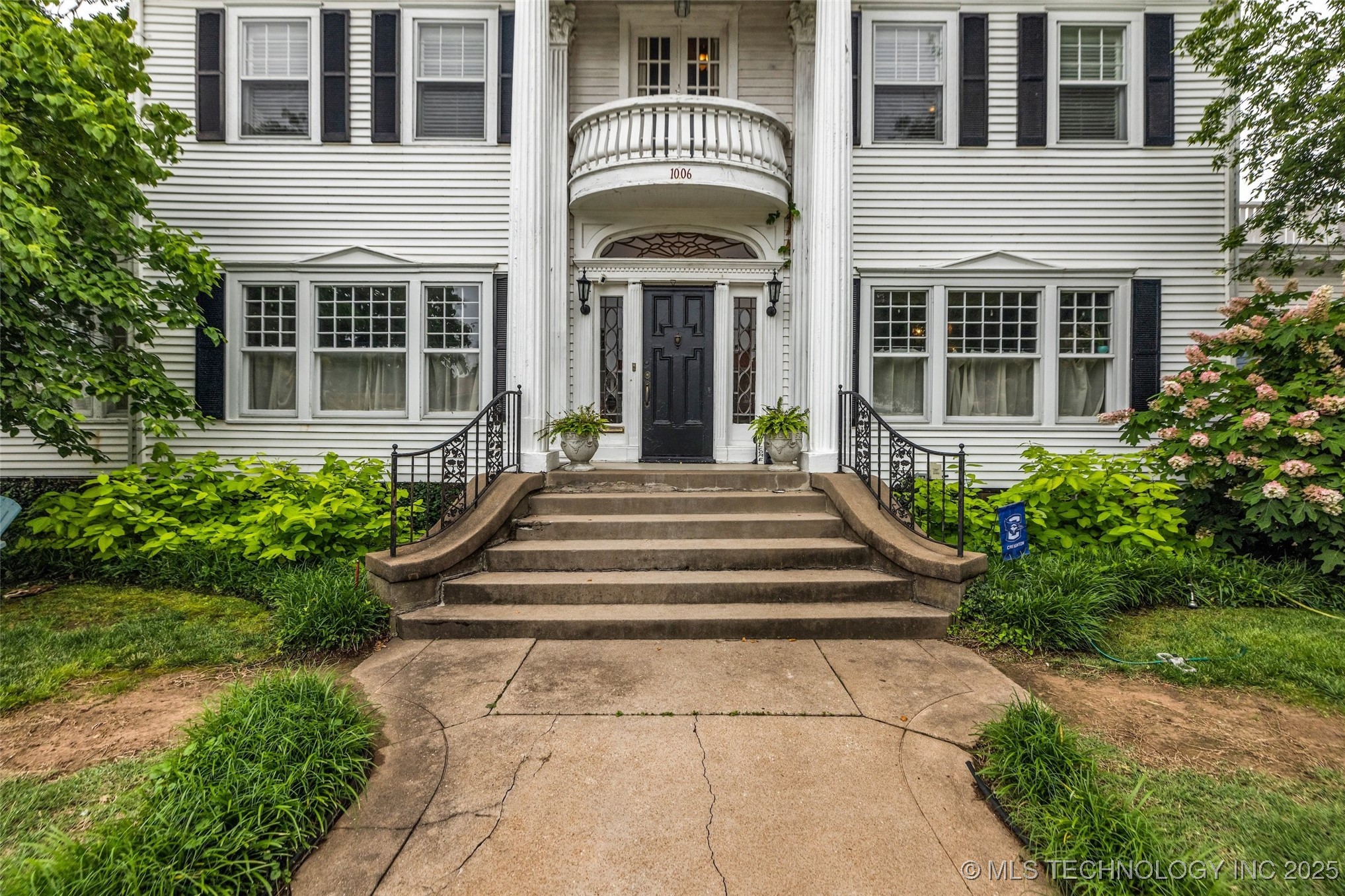 1006 E 17th Place