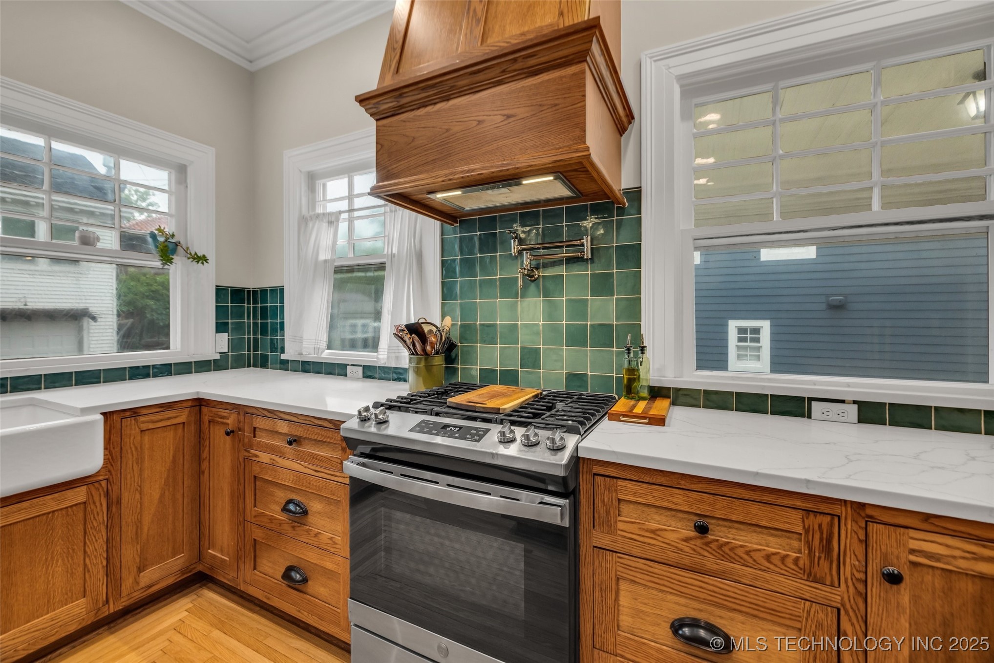 1006 E 17th Place