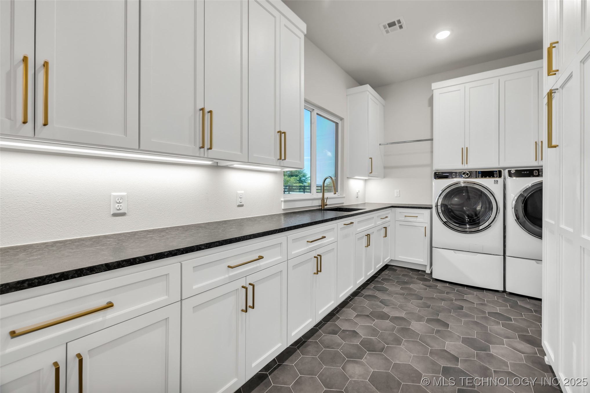 17076 S 31st East Avenue