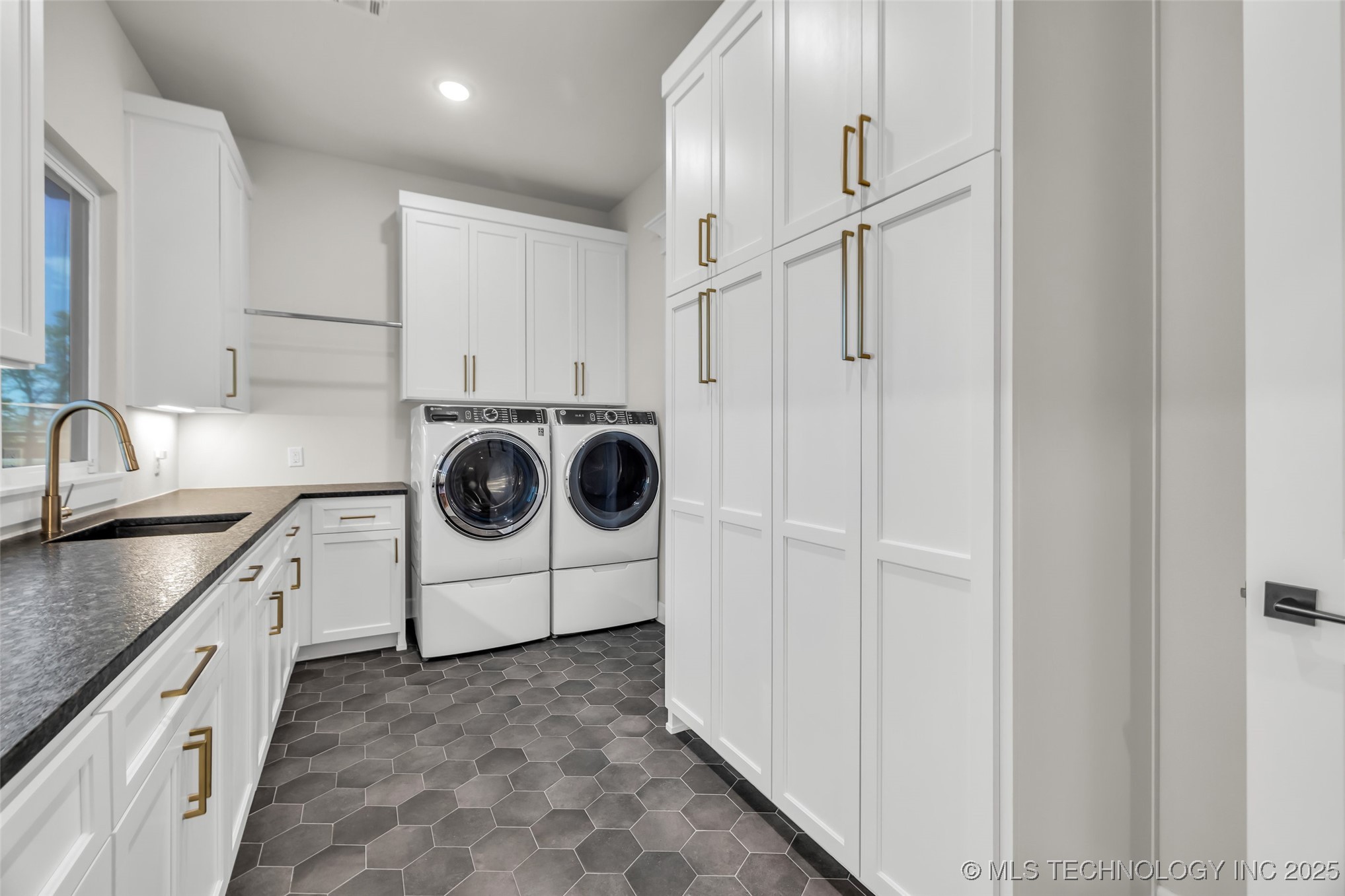 17076 S 31st East Avenue