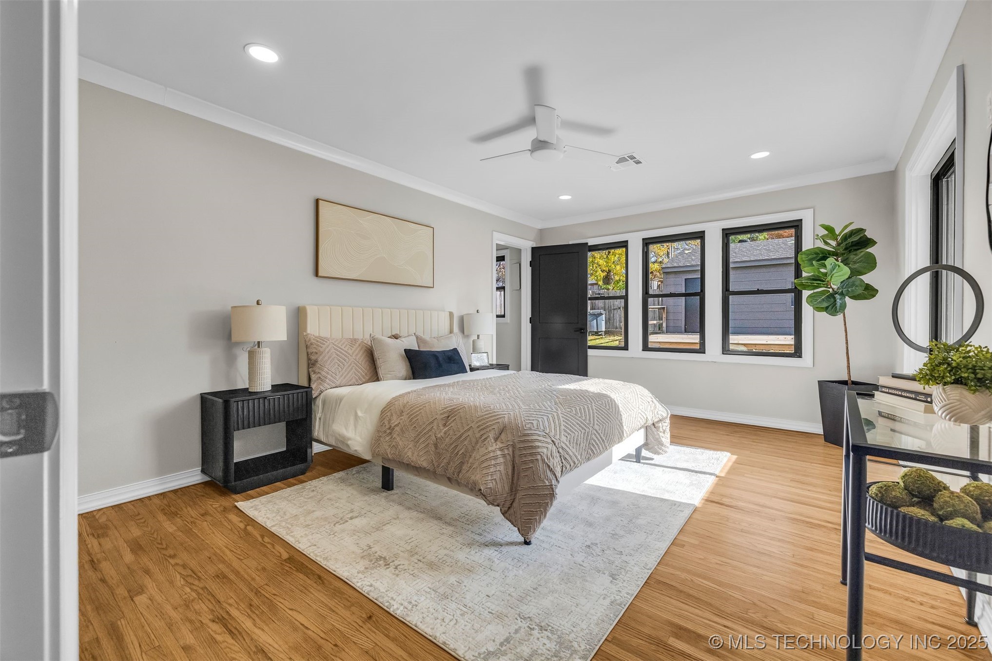 1547 S Columbia Avenue