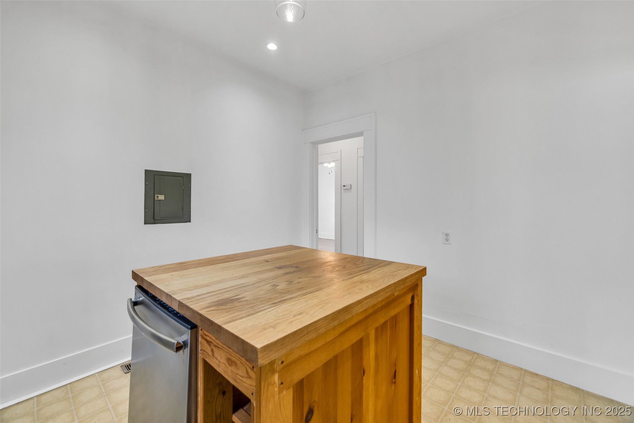 2734 E 14th Place