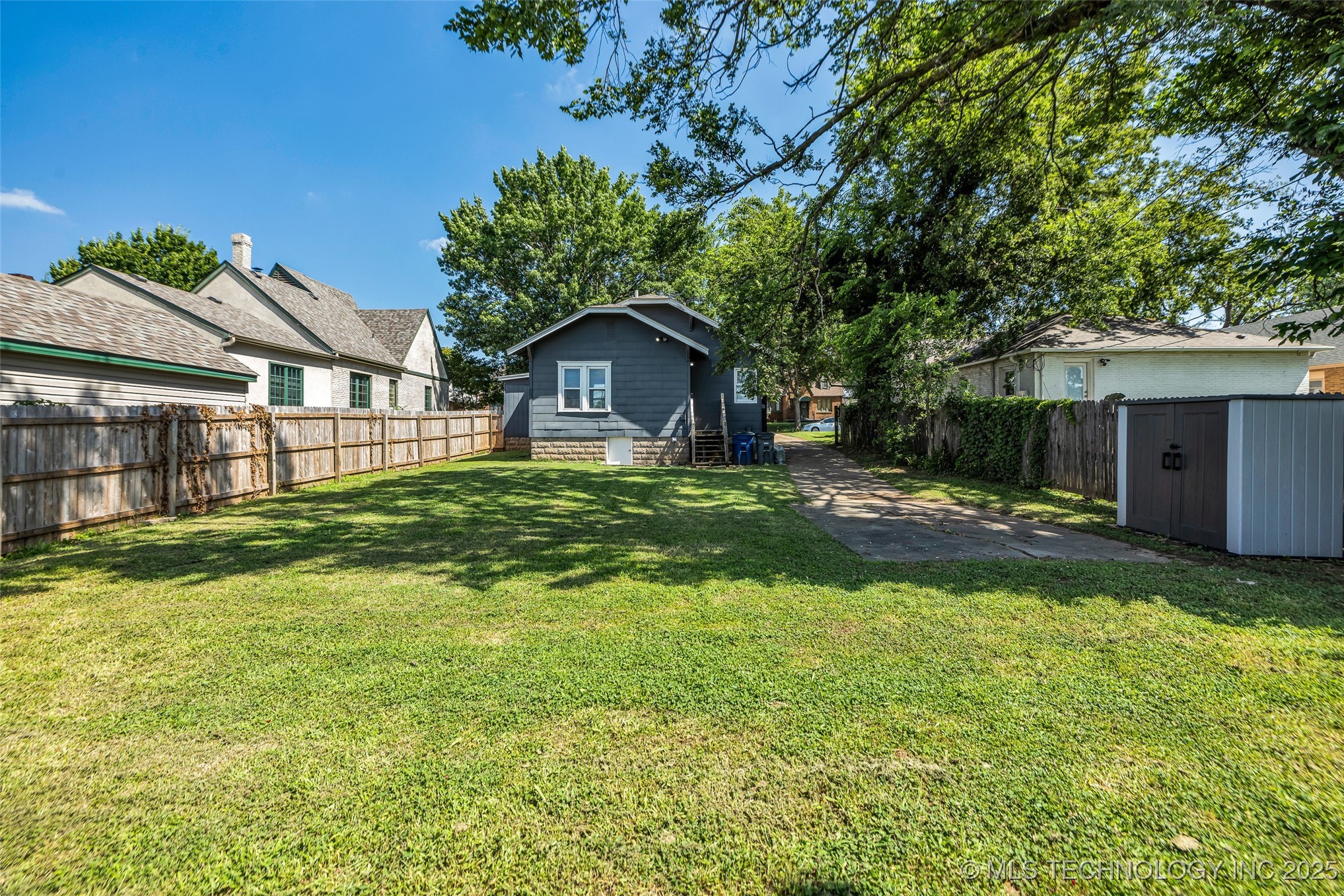 2734 E 14th Place
