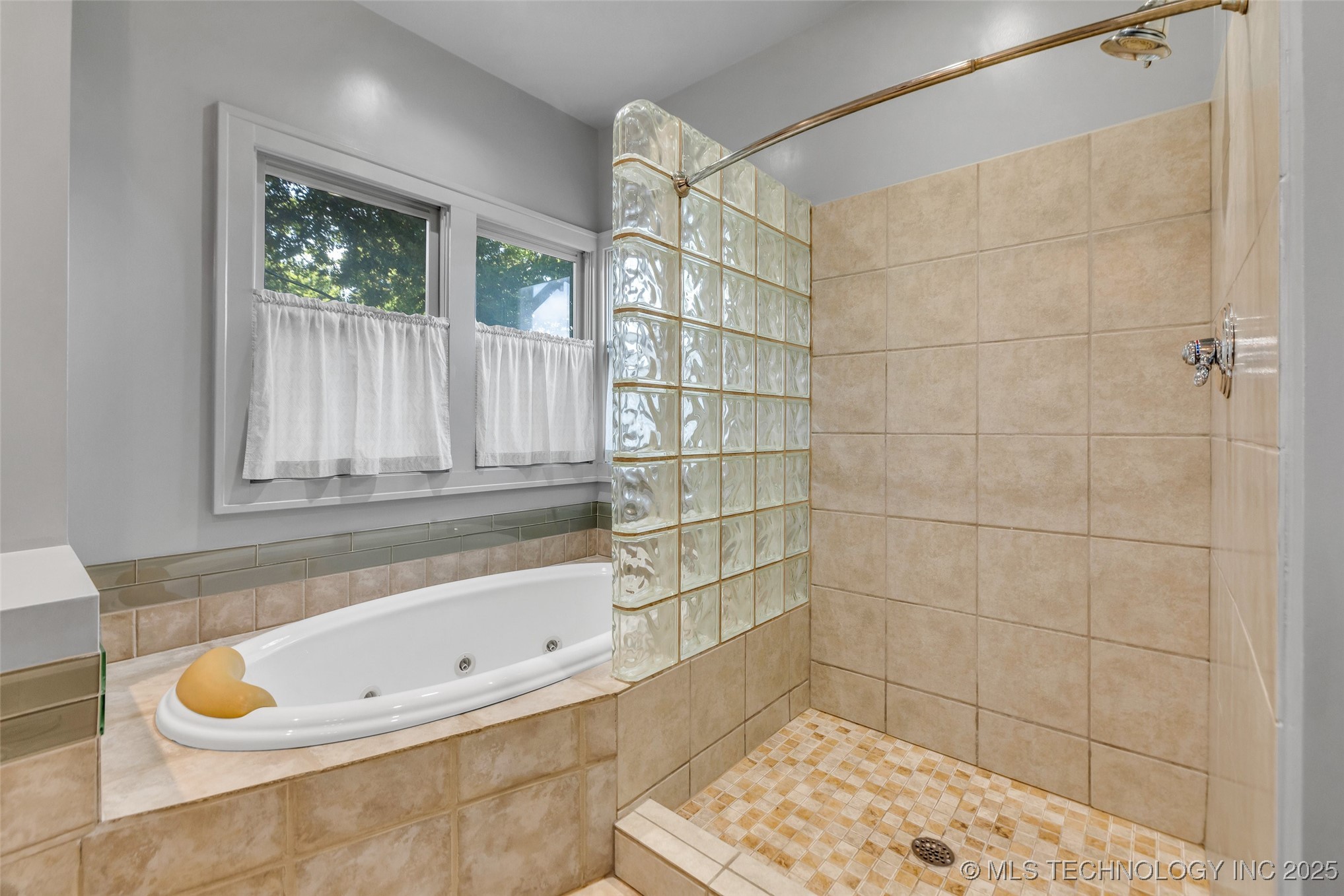 2734 E 14th Place