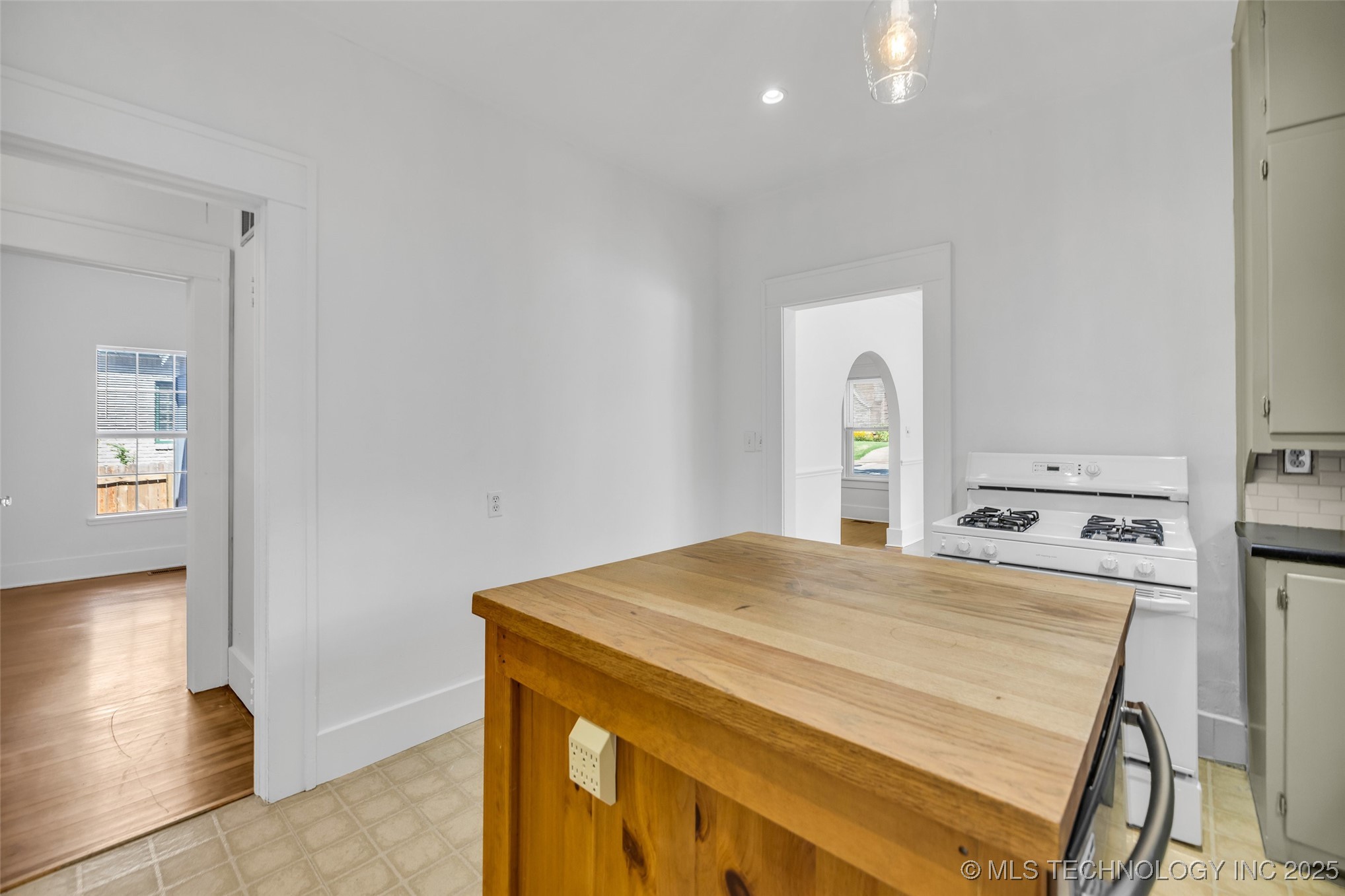 2734 E 14th Place