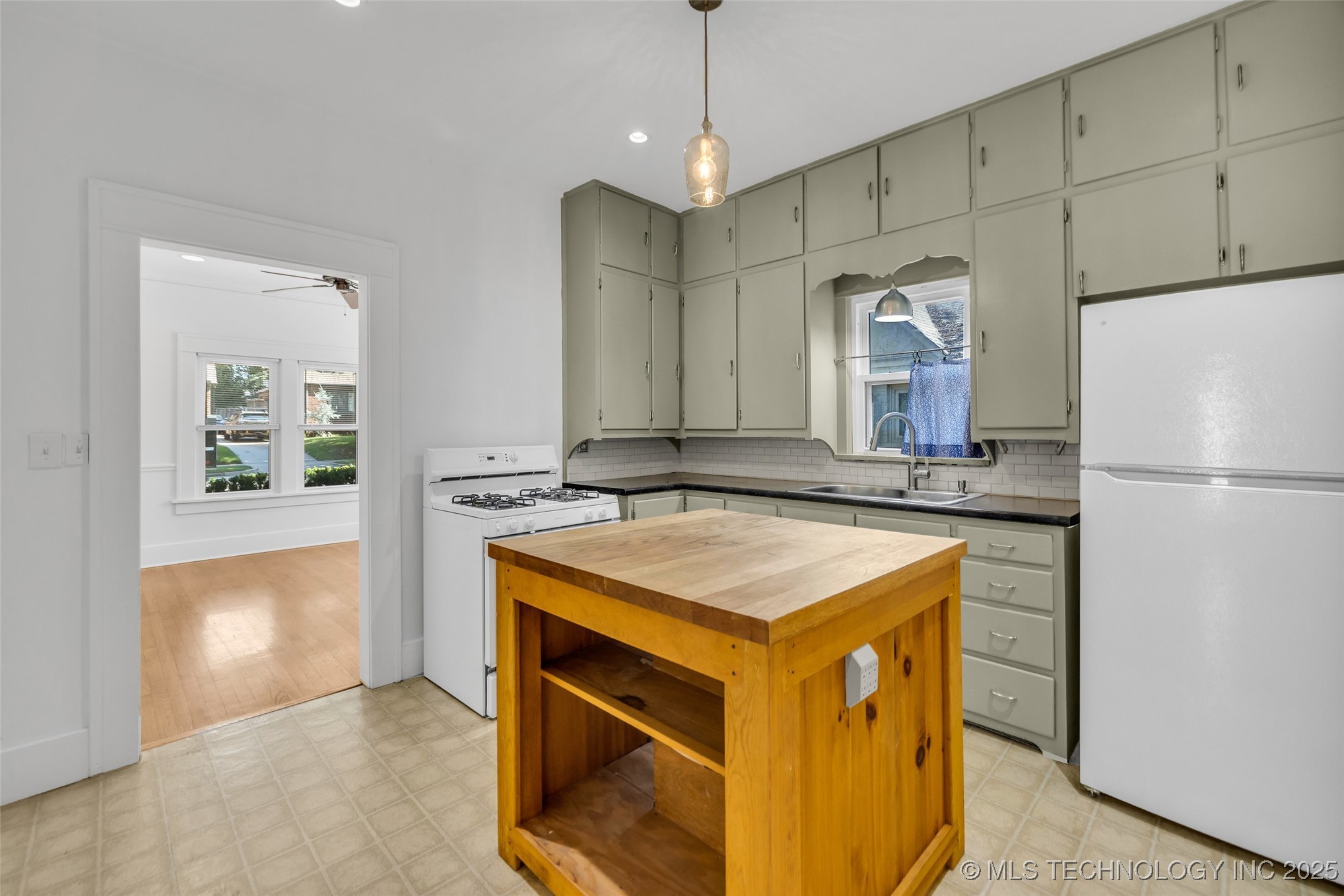 2734 E 14th Place