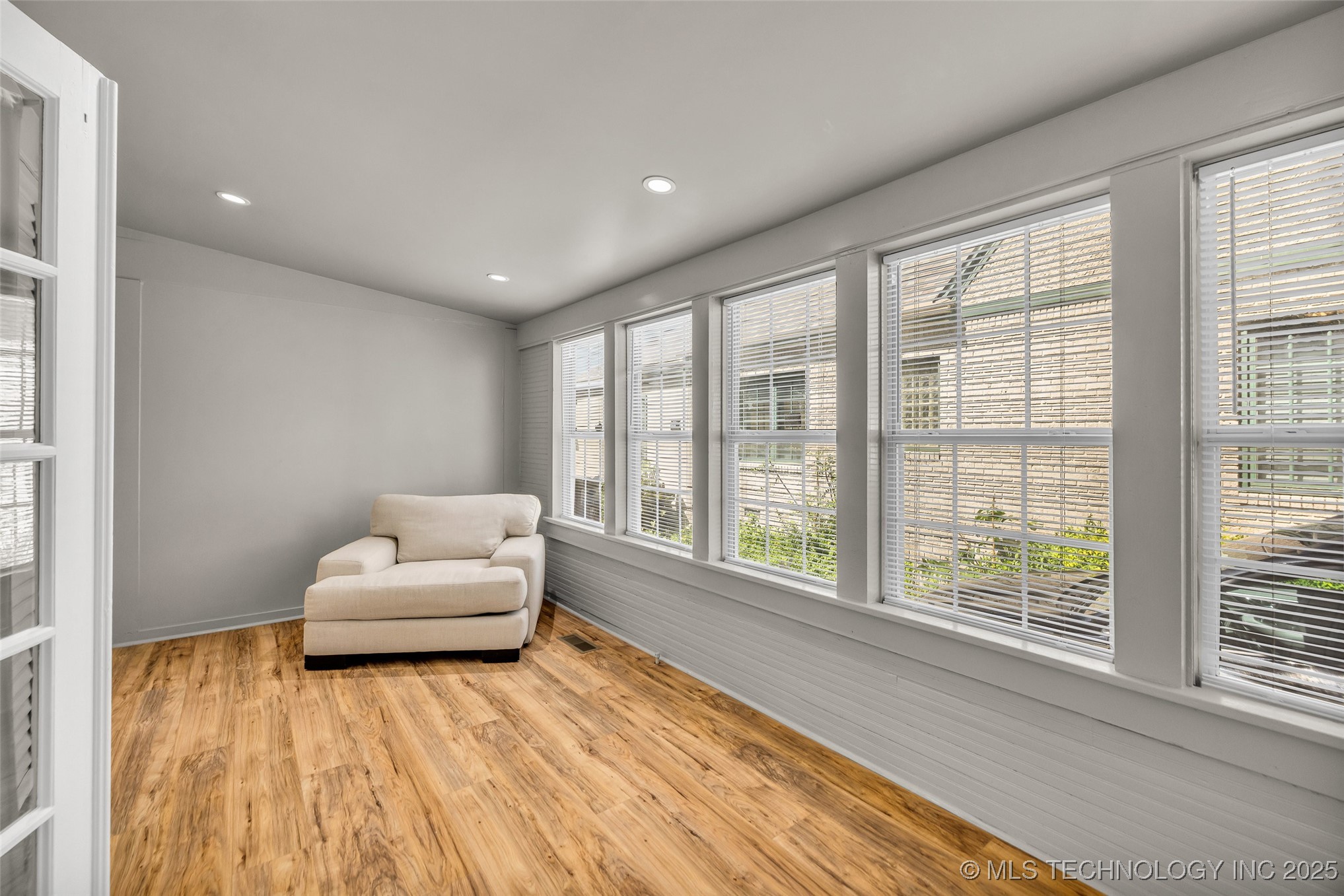 2734 E 14th Place