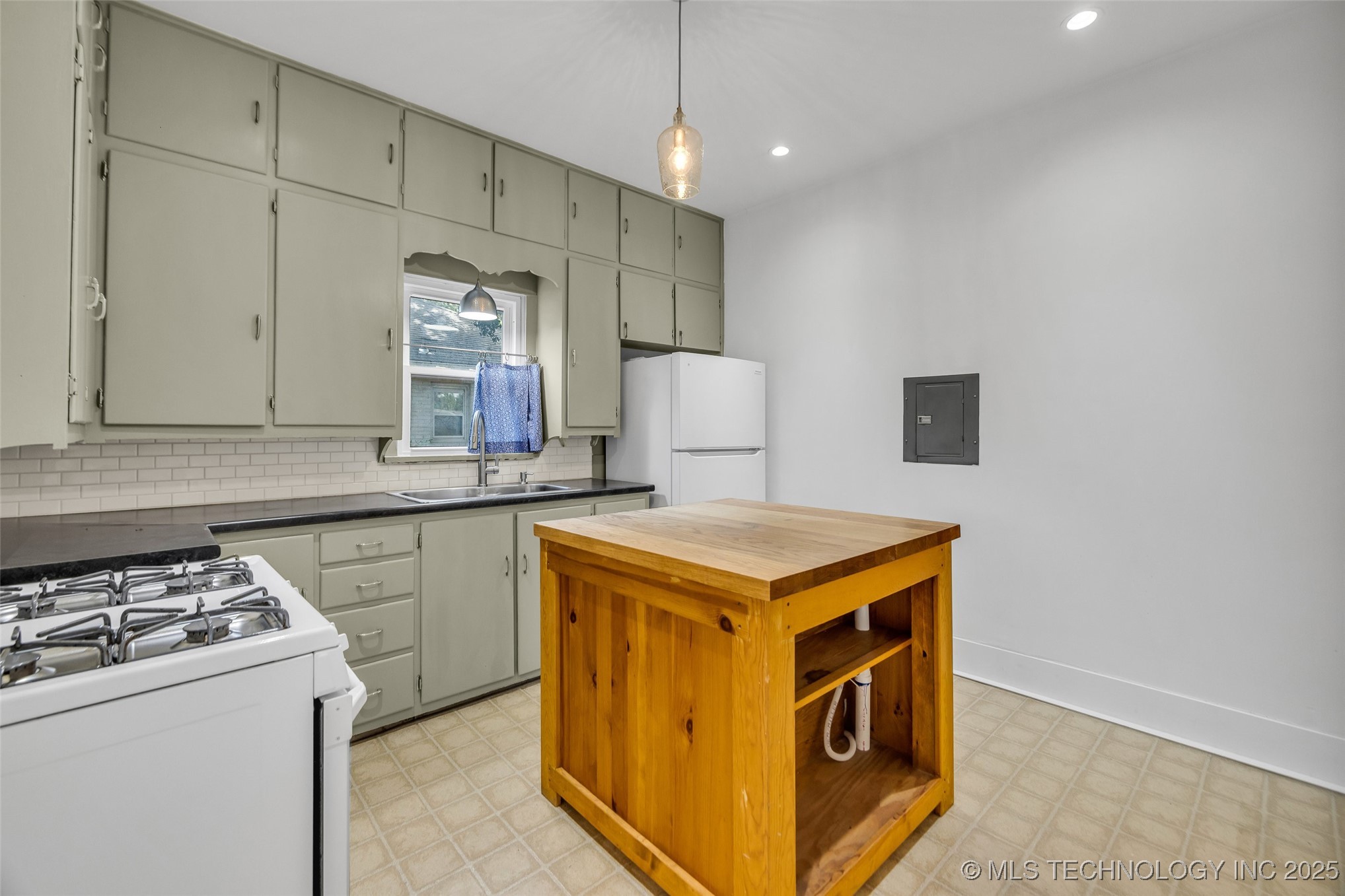 2734 E 14th Place
