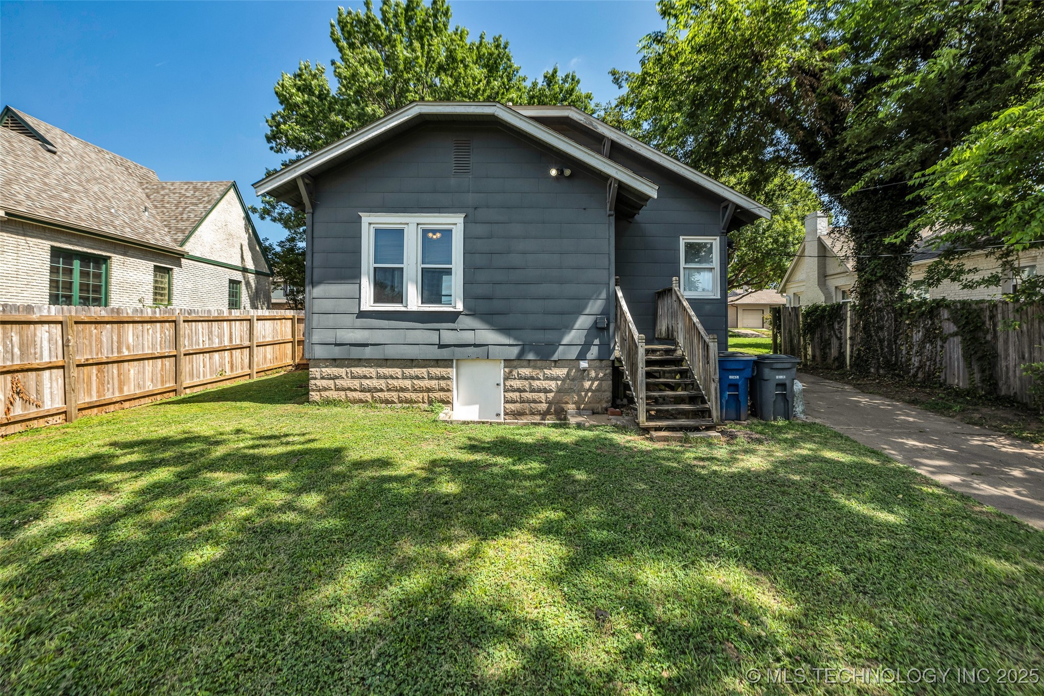 2734 E 14th Place
