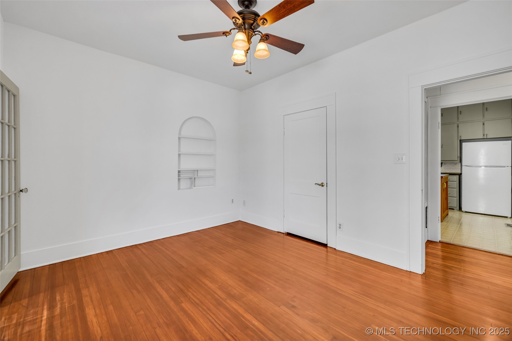 2734 E 14th Place