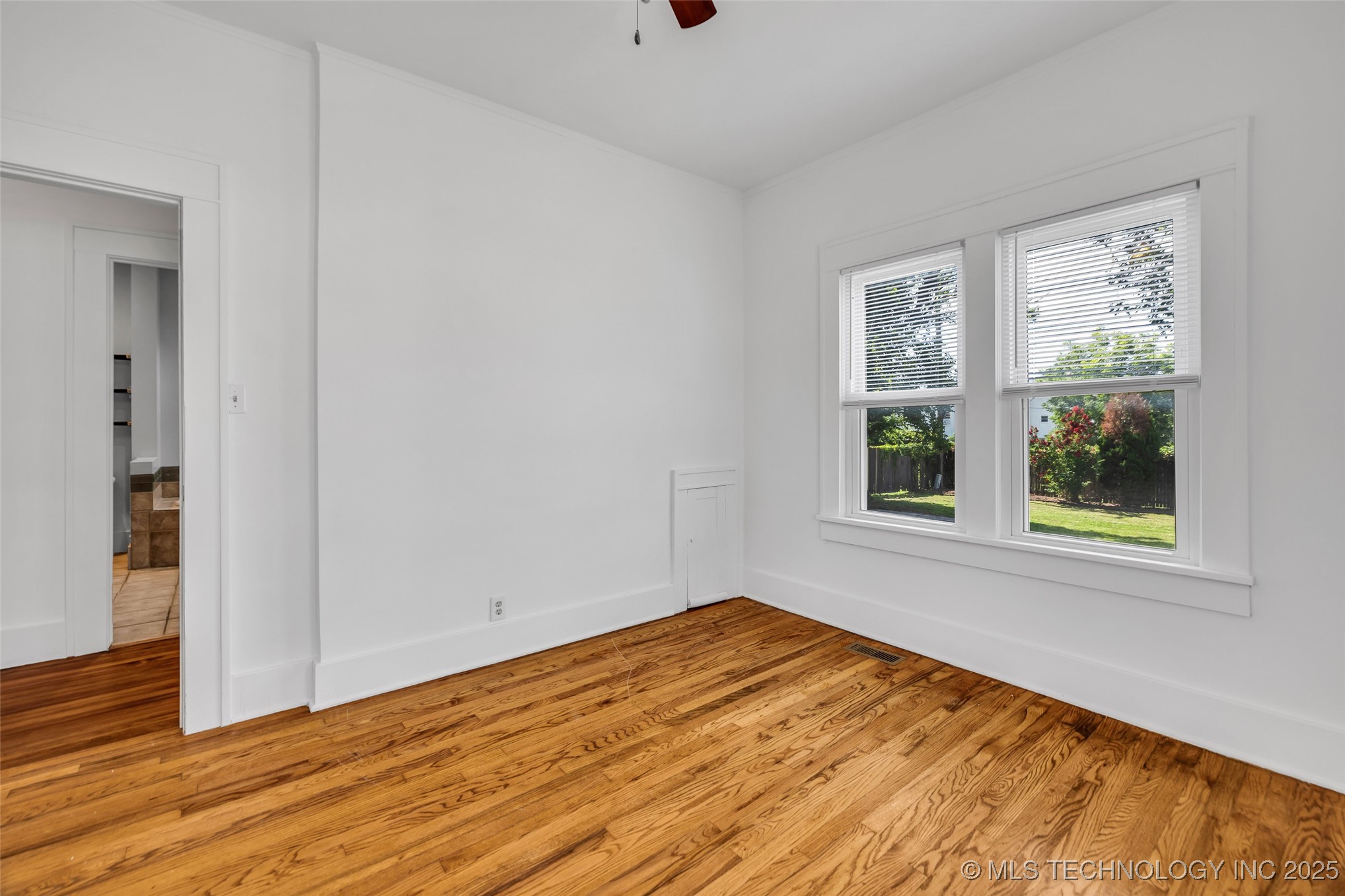2734 E 14th Place