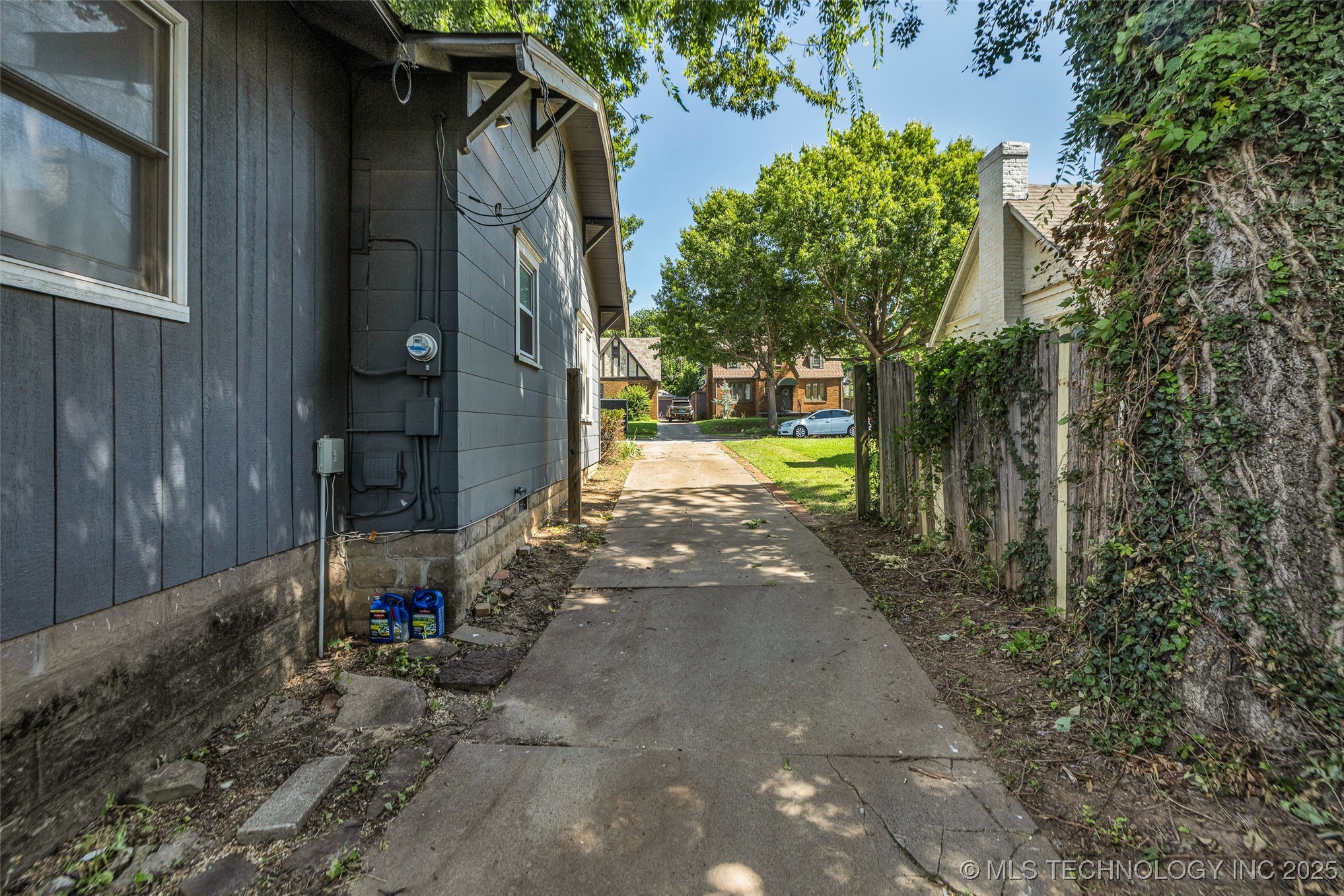 2734 E 14th Place