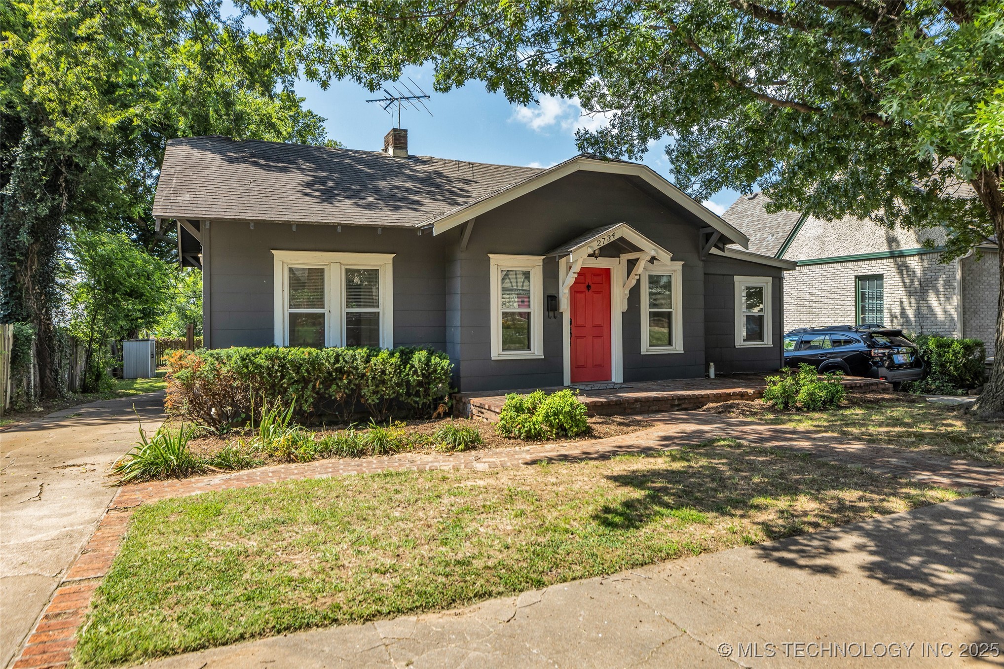 2734 E 14th Place