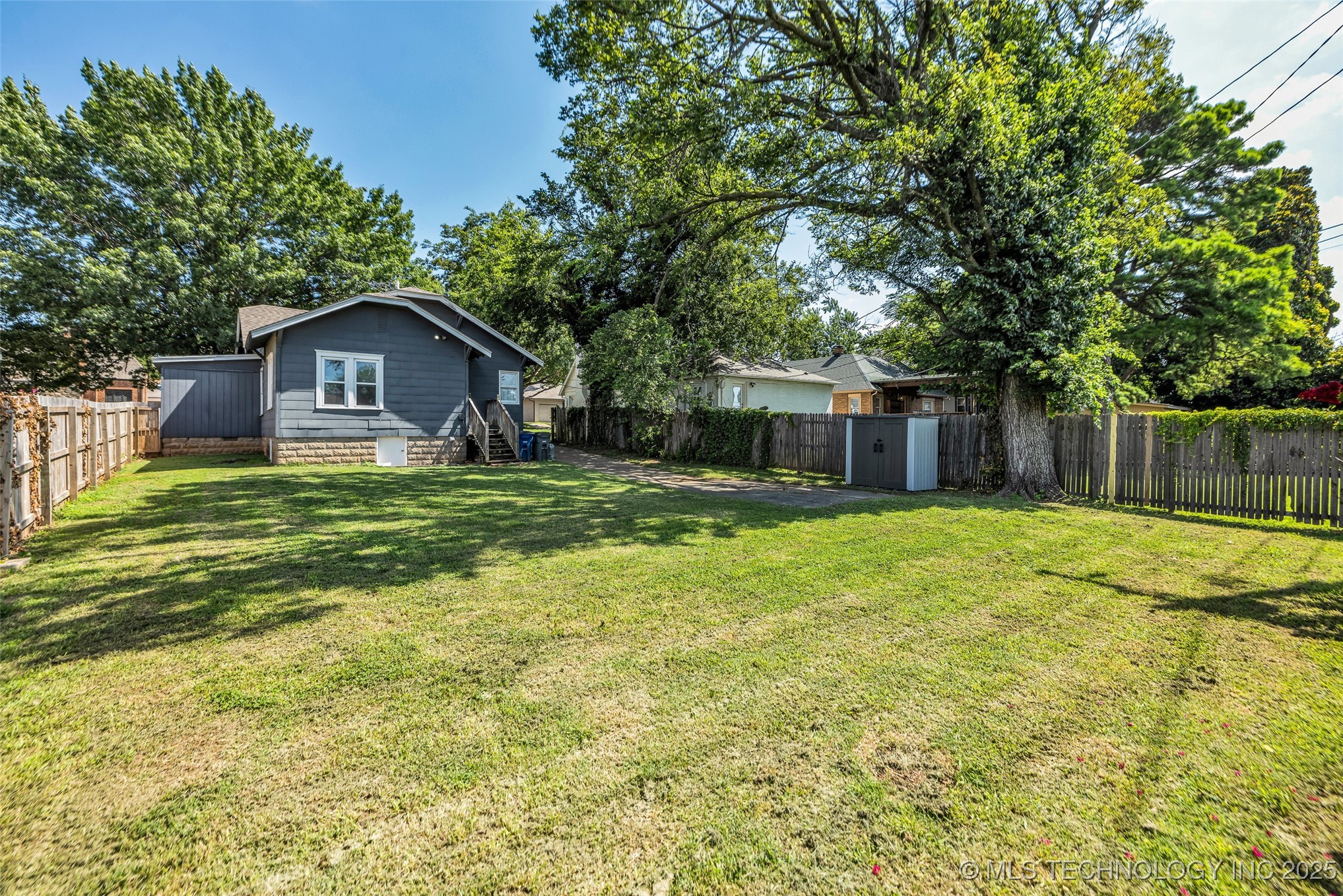 2734 E 14th Place