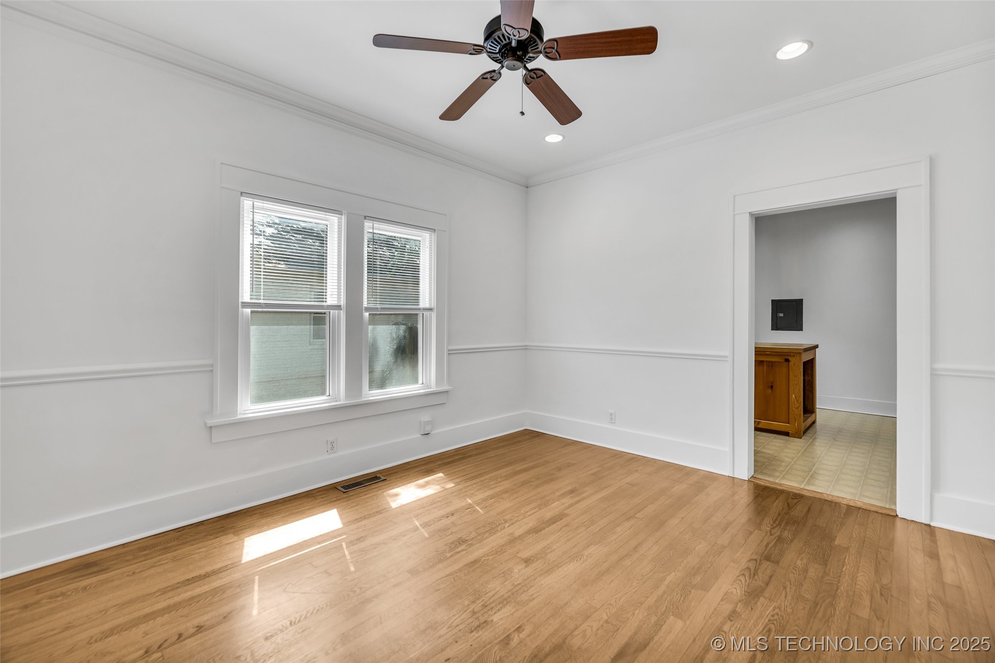 2734 E 14th Place