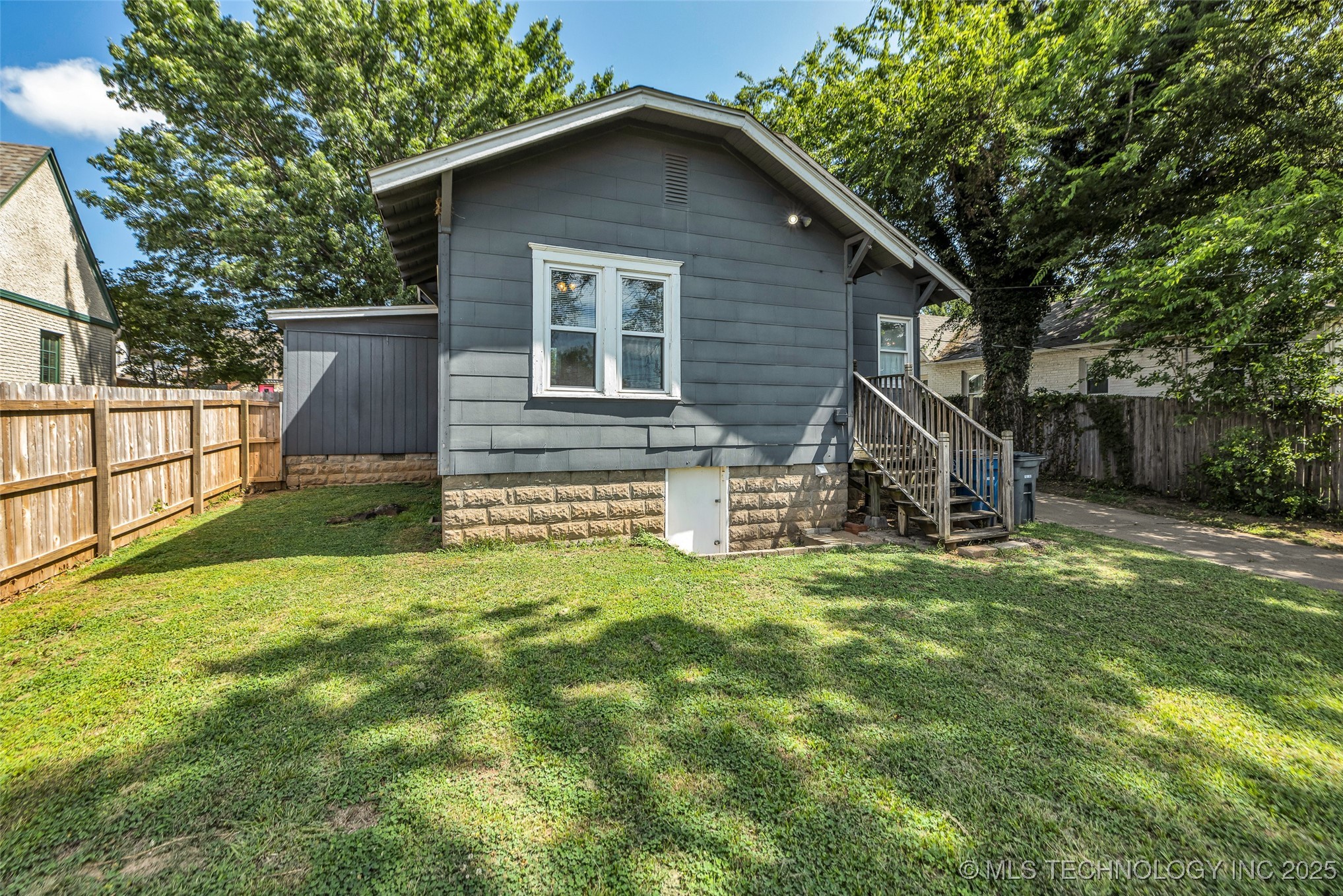 2734 E 14th Place