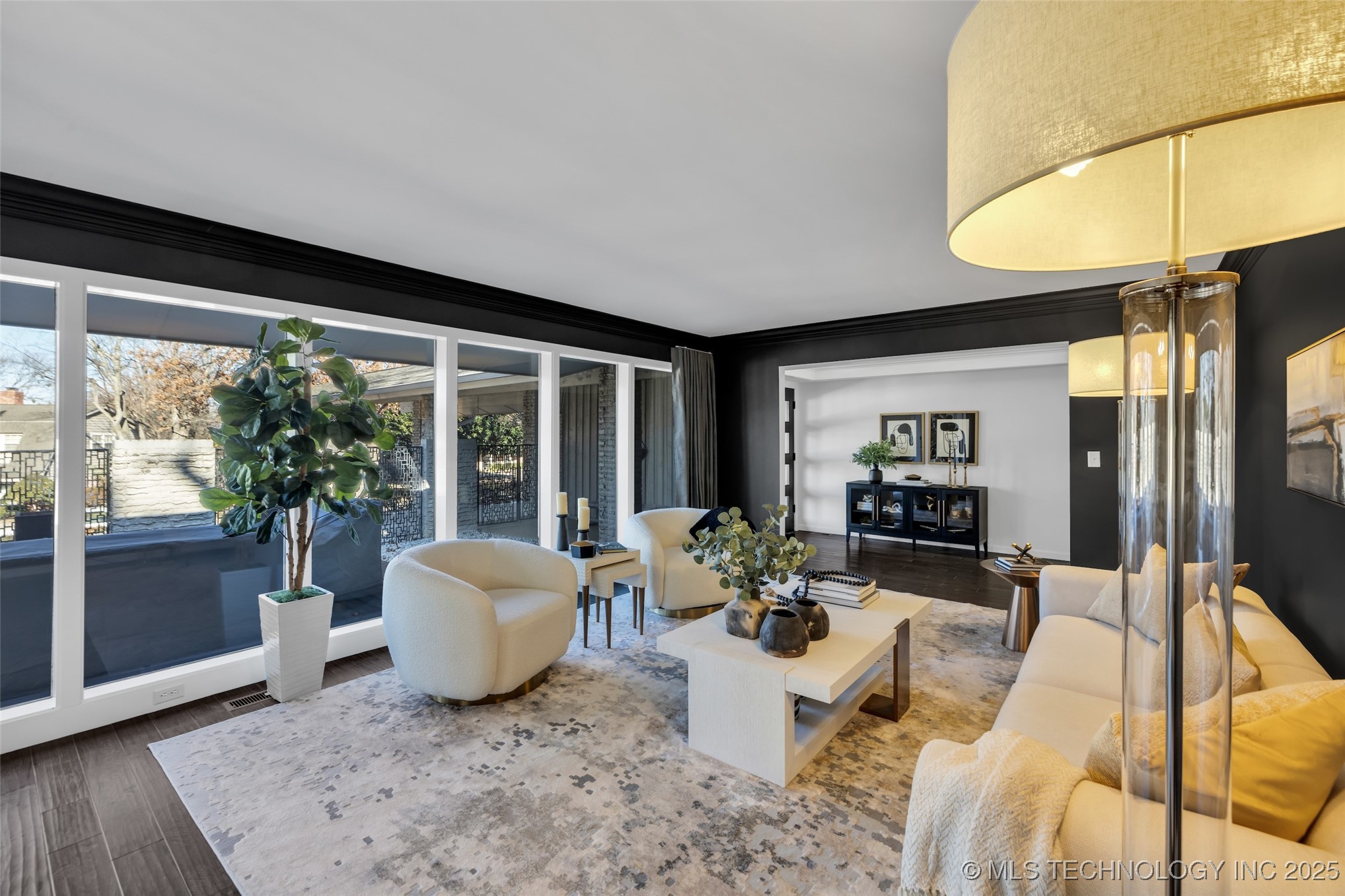 6129 S Knoxville Avenue