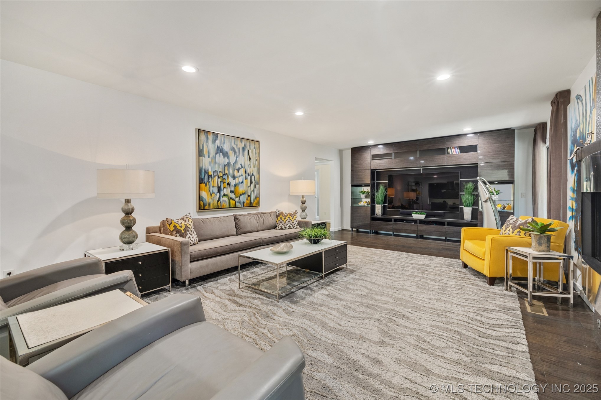 6129 S Knoxville Avenue