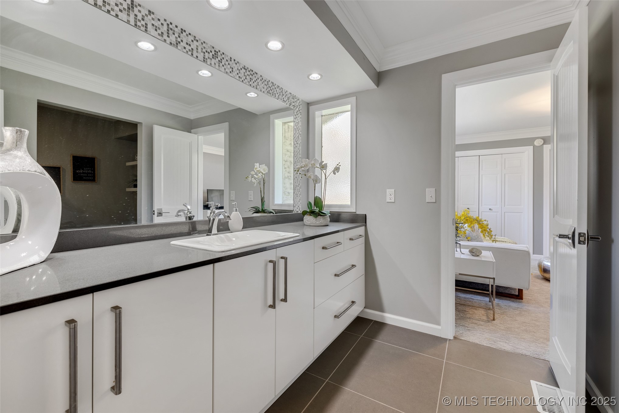 6129 S Knoxville Avenue