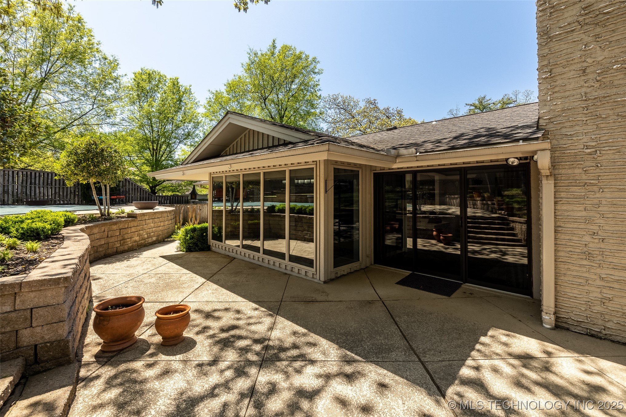 6129 S Knoxville Avenue