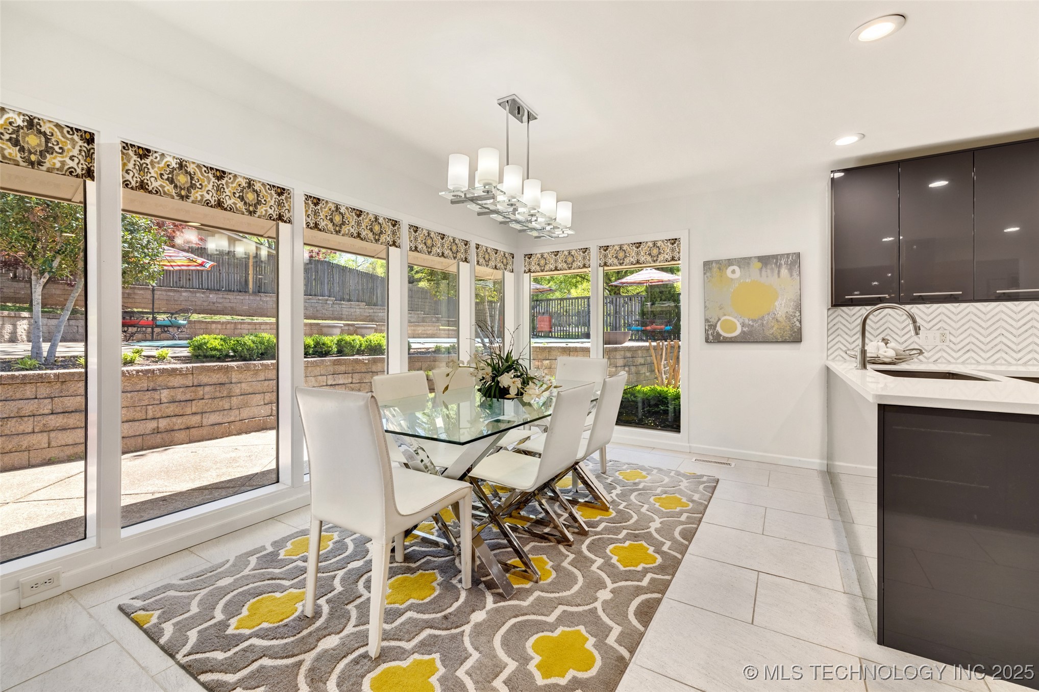 6129 S Knoxville Avenue