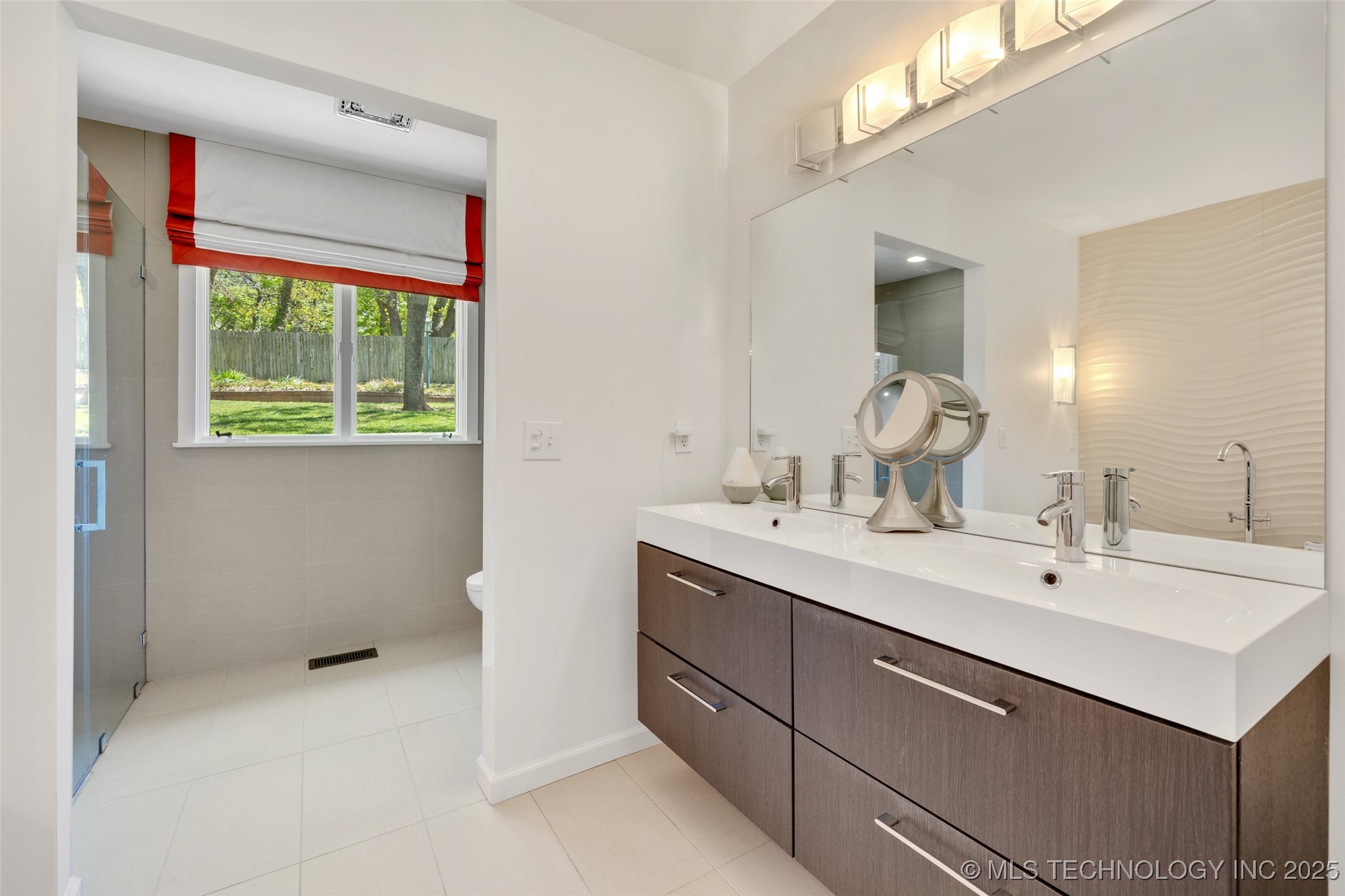 6129 S Knoxville Avenue