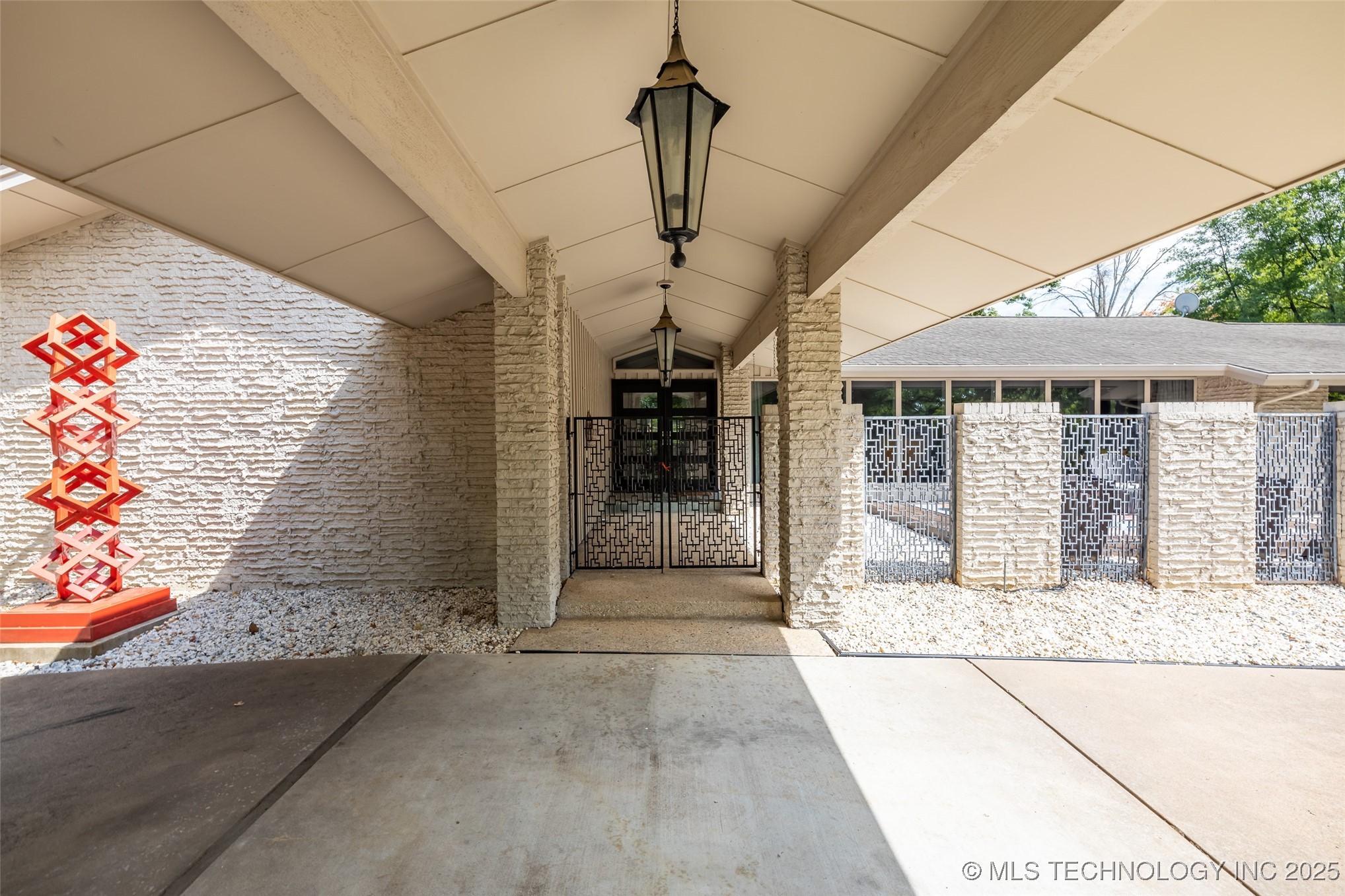 6129 S Knoxville Avenue