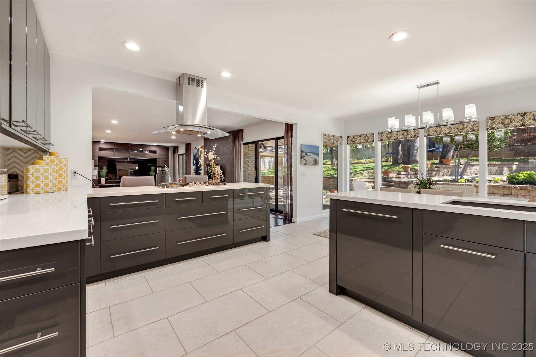 6129 S Knoxville Avenue